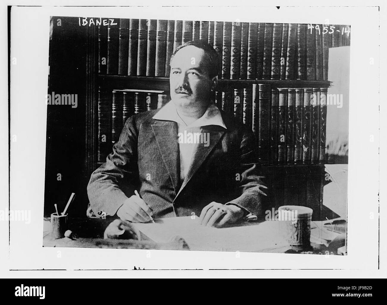 Ein Porträt des berühmten spanischen Gitarrenbauers Ibanez, das die Essenz der Handwerkskunst und des musikalischen Erbes einfängt. Stockfoto