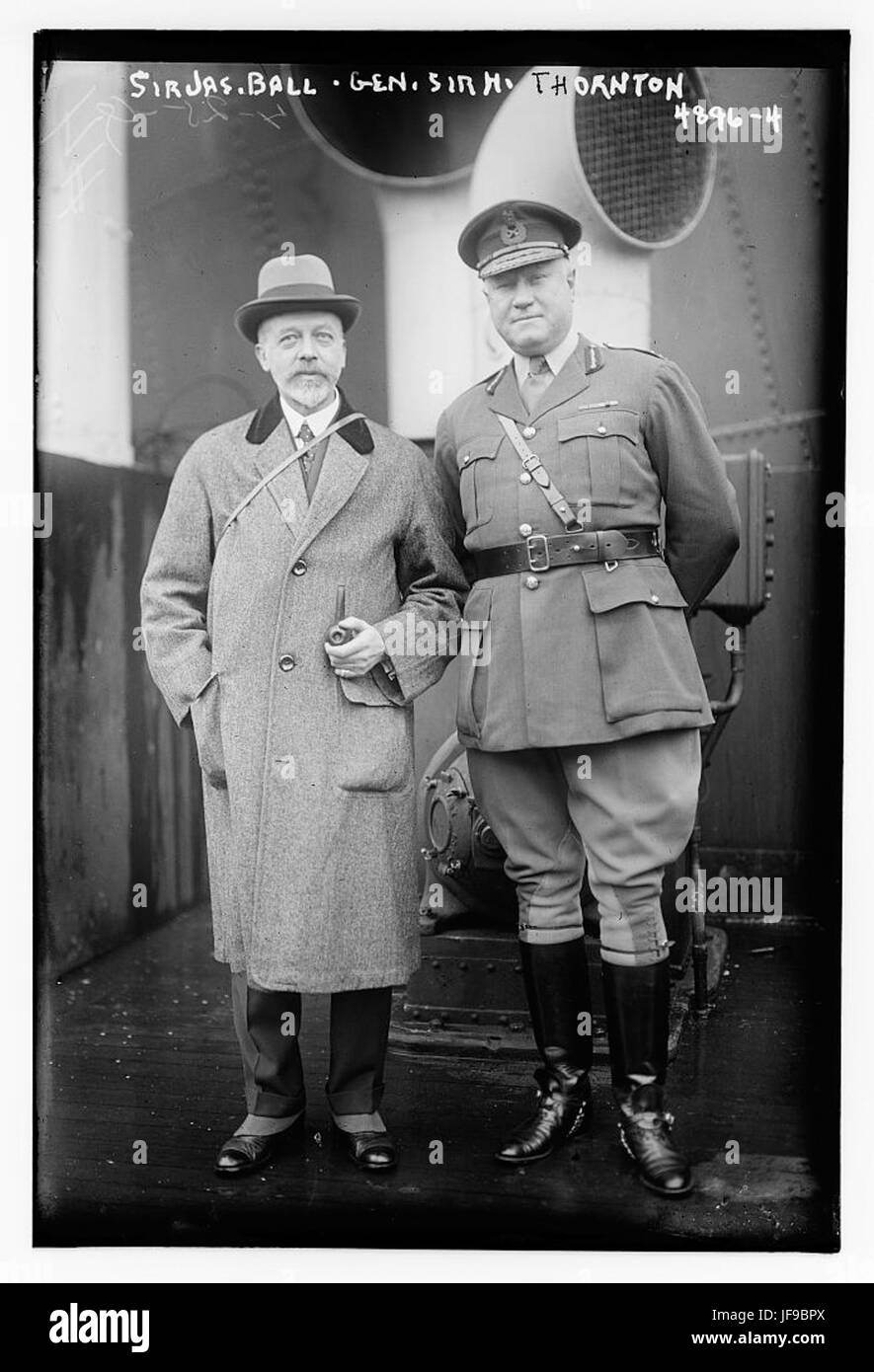 Eine historische Fotografie mit Sir Jas Ball und General Sir H Thornton, die zwei prominente Persönlichkeiten der Militärgeschichte während ihrer Zeit einfängt. Stockfoto
