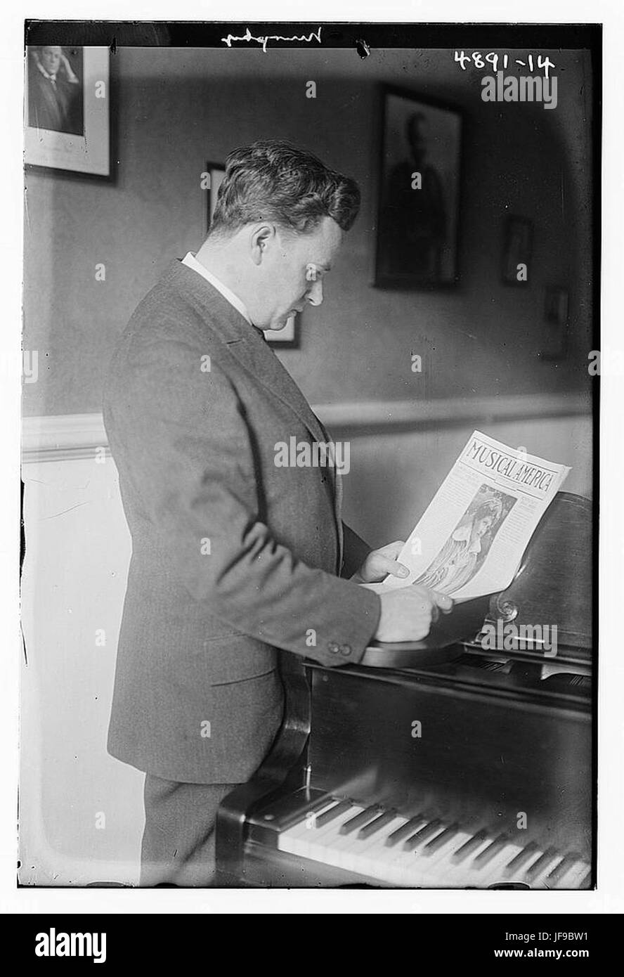 Environs des Vans (Ardèche) - Sehenswürdigkeiten pittoresques - Lacets du, malerischer Blick auf die malerische Umgebung von Les Vans in Ardèche, Frankreich, mit Blick auf die natürliche Schönheit der gewundenen Straßen und Landschaft. Stockfoto