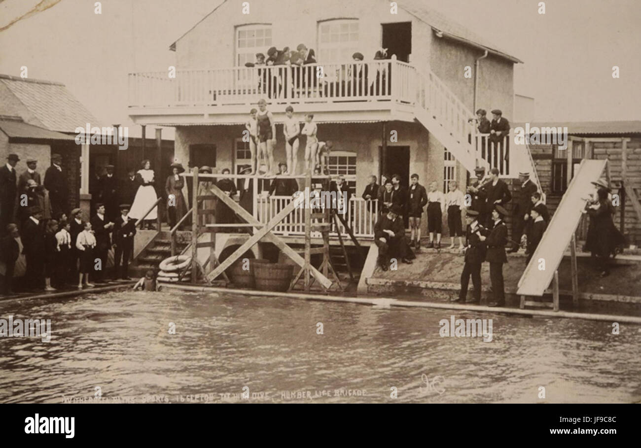 Withernsea Baths Sports, The High Dive, Humber Life Brigade, mit historischen Badeorten in Withernsea. Stockfoto