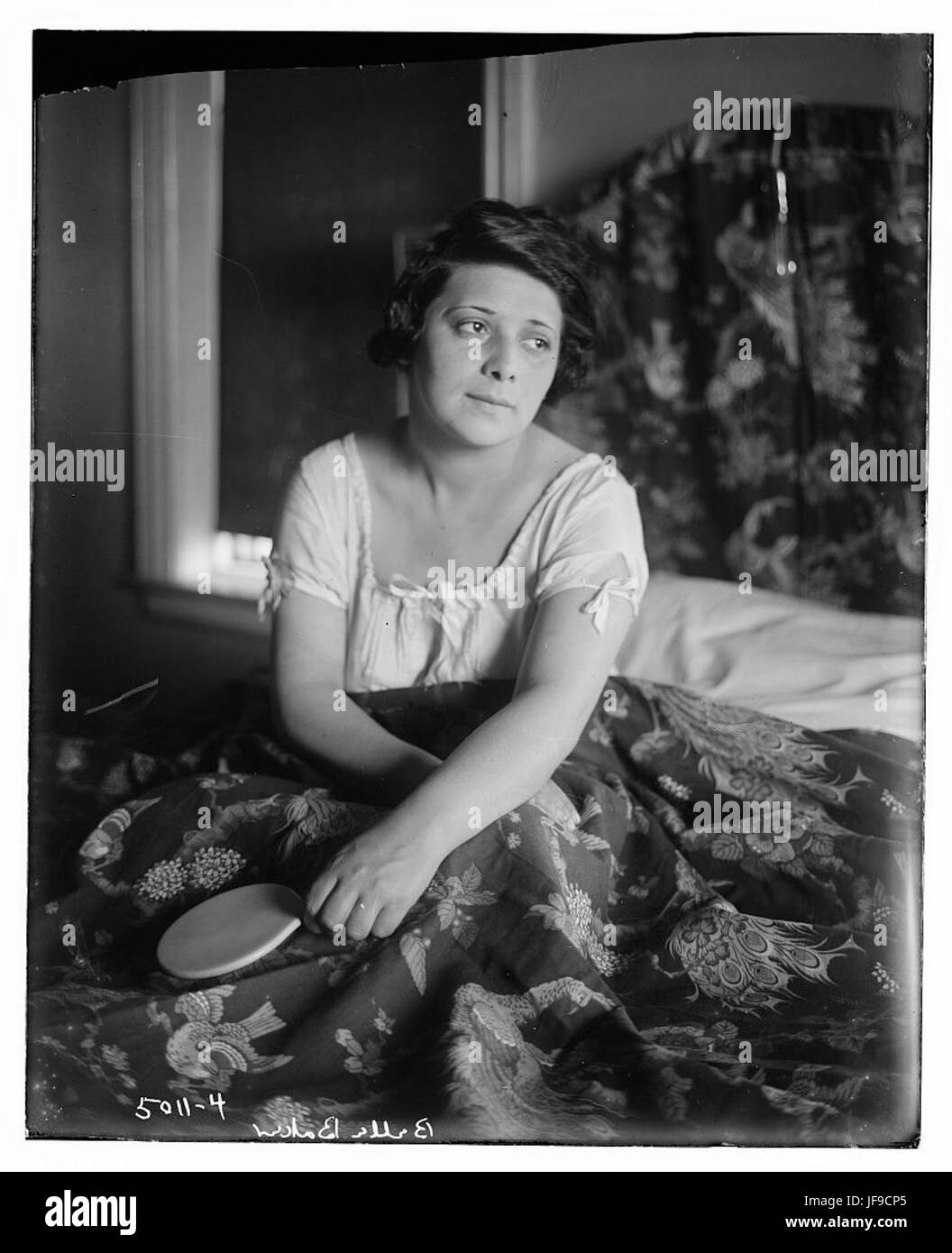 Ein historisches Porträt von Belle Baker, der berühmten amerikanischen Sängerin und Entertainerin, die für ihre Theateraufführungen bekannt ist. Stockfoto