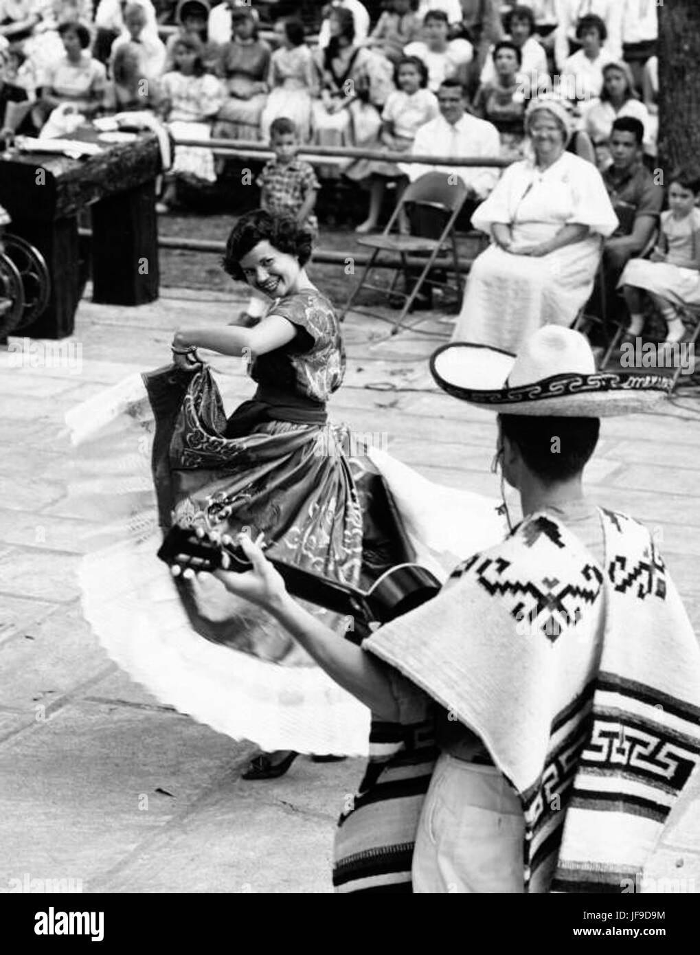 Mexikanische Tänzer beim Florida Folk Festival - White: Ein lebhaftes Foto von mexikanischen Tänzern, die beim Florida Folk Festival auftreten und das reiche kulturelle Erbe und lebendige Tanztraditionen zeigen. Stockfoto