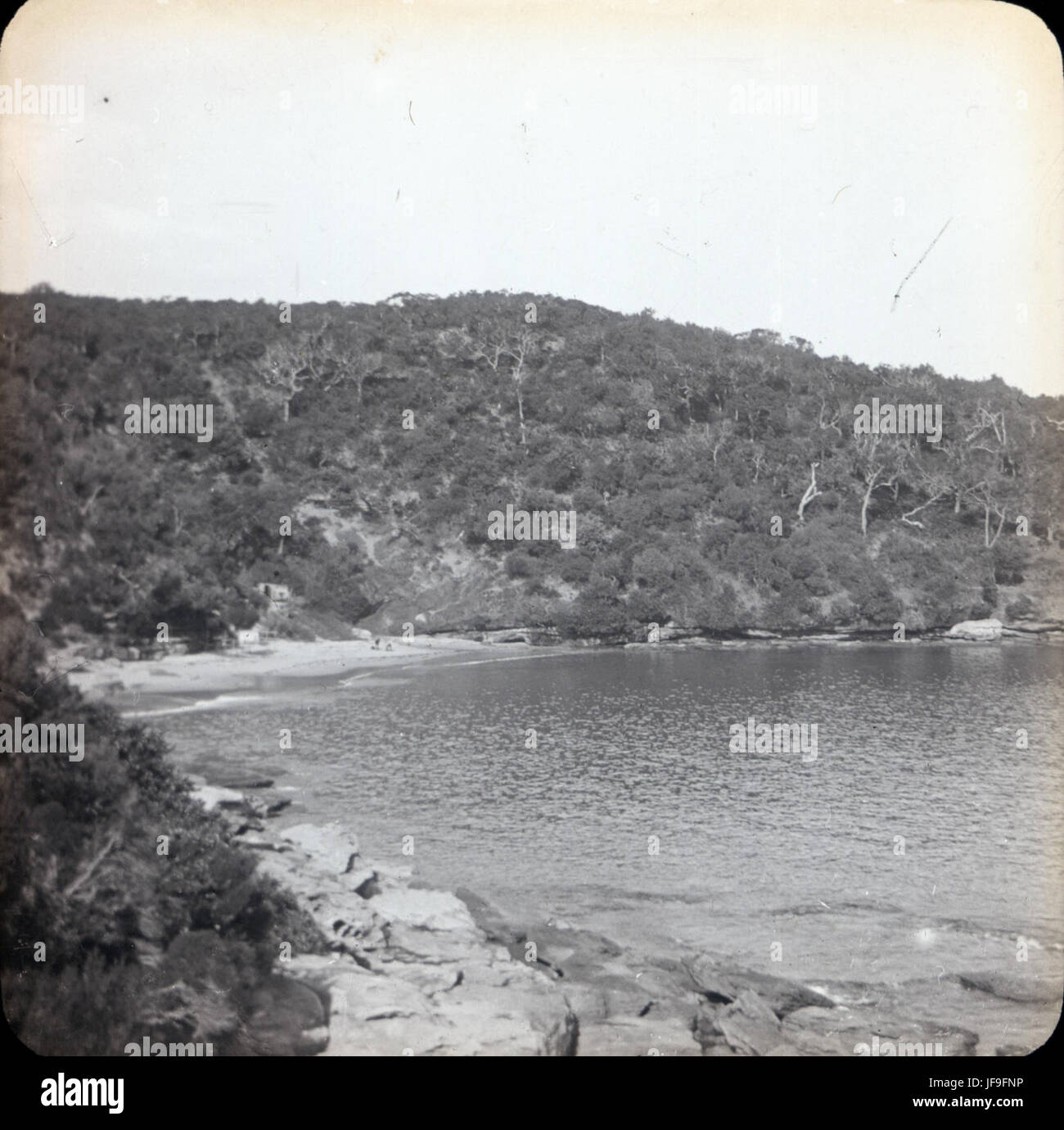 Congwong Bay in La Perouse, Sydney, ist ein ruhiger Strand, der für seine natürliche Schönheit und die malerische Küste bekannt ist. Das einfarbige Foto fängt die Ruhe der Bucht ein und unterstreicht ihre Bedeutung als beliebter Ort für Einheimische und Besucher gleichermaßen. Stockfoto