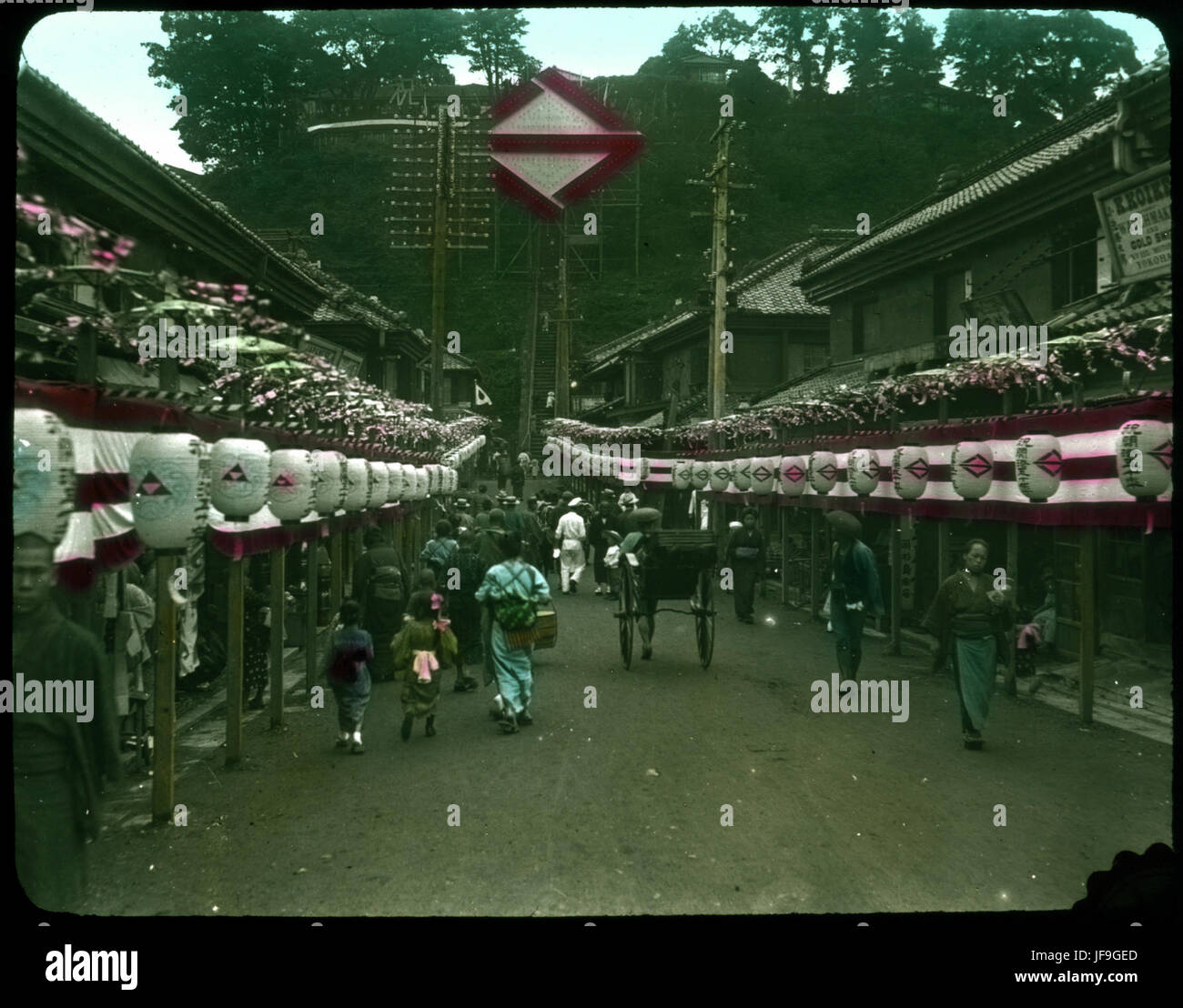 Menge füllte Straße gesäumt mit Fahnen und Laternen Stockfoto