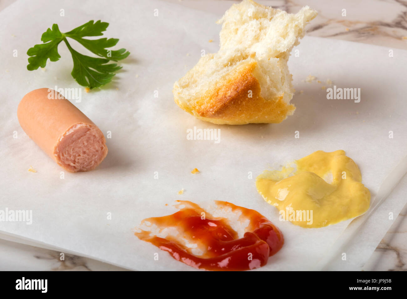 Essen Würstchen (Frankfurter) auf Papier mit Brot, Senf und ketchup Stockfoto