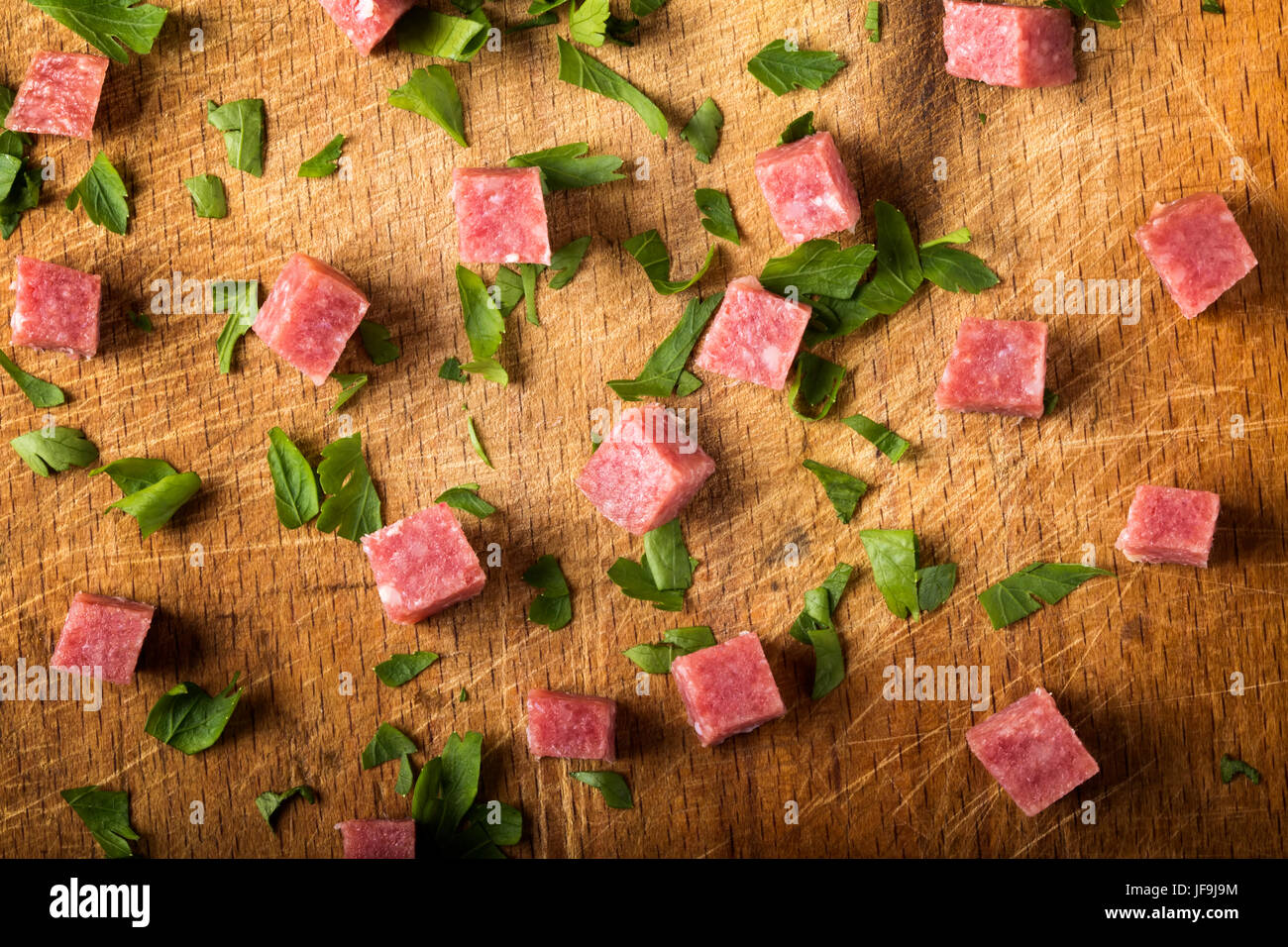 Kleine Würfel geräucherten italienische Salami auf Holzbrett Stockfoto