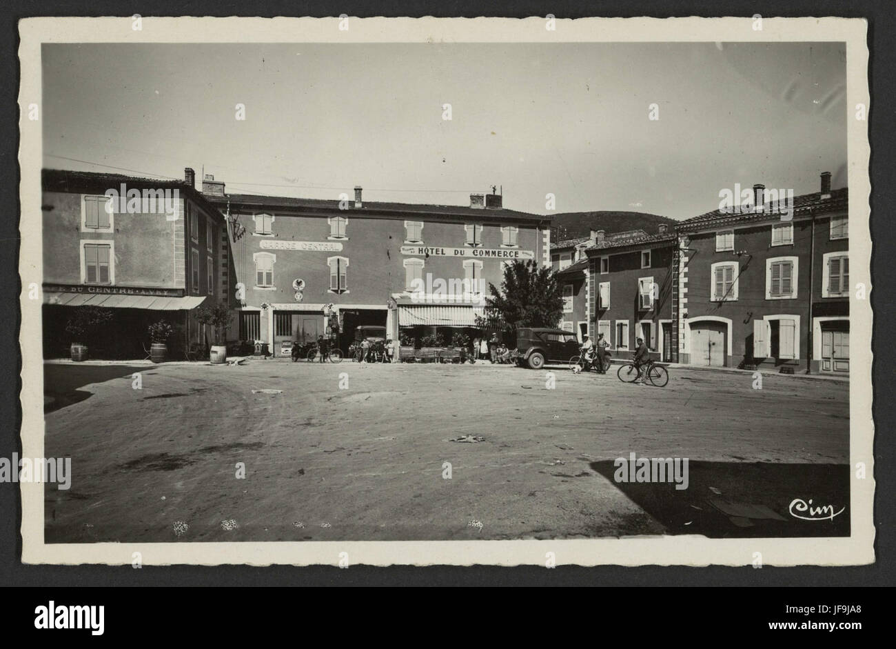 La Grand'Place in St-Laurent-du-Pape, in der Region Ardèche gelegen, ist ein malerischer Platz, der für seinen historischen Charme und sein lebhaftes Gemeinschaftsleben bekannt ist. #StLaurentDuPape #GrandPlace Stockfoto