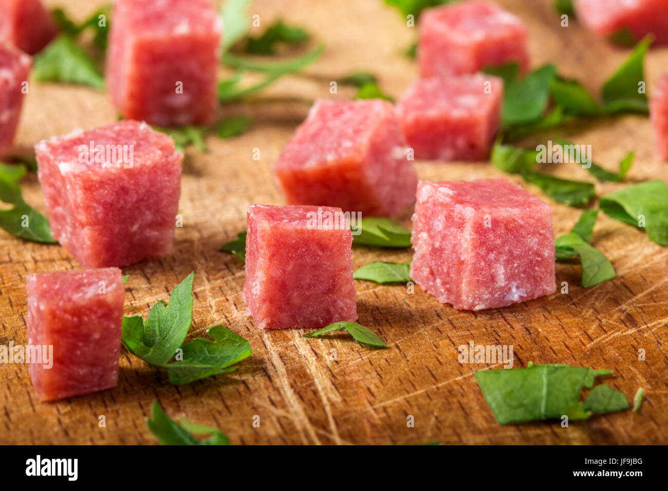 Nahaufnahme von Würfelchen geräucherten italienische Salami auf Holzbrett Stockfoto