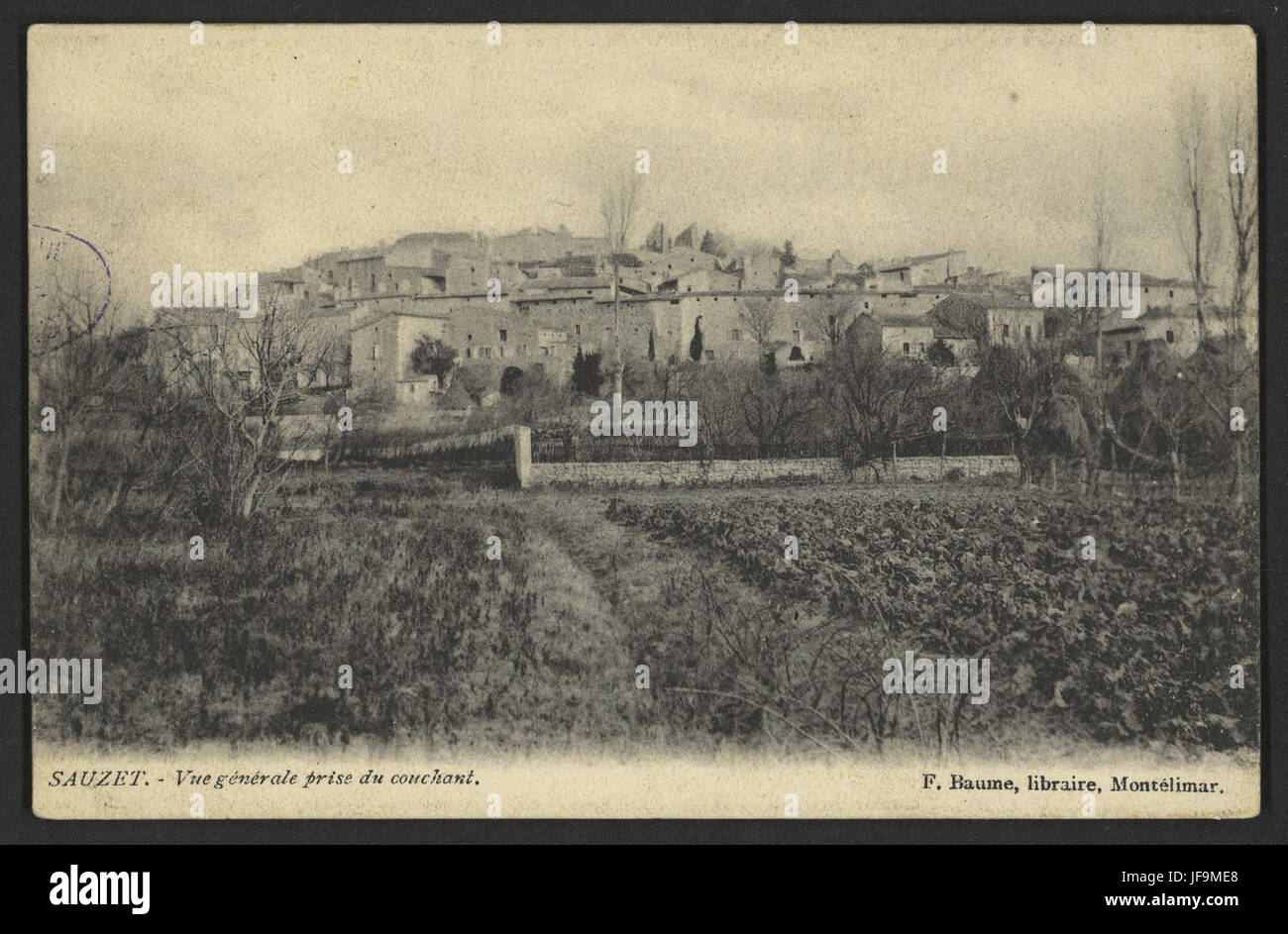 Ein wunderschöner Panoramablick auf Sauzet, aufgenommen bei Sonnenuntergang, zeigt die Landschaft in goldenem Licht. #Sauzet #SunsetView Stockfoto