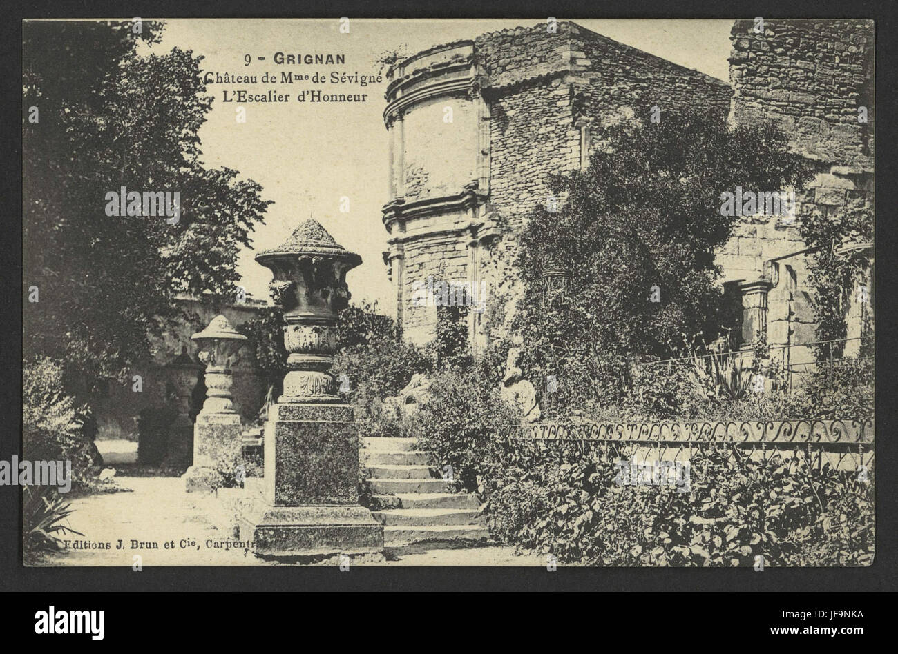 Die große Treppe (L'Escalier d'Honneur) am Château de Mme de Sévigné in Grignan bietet einen Einblick in die historische Pracht und Eleganz des château. Stockfoto