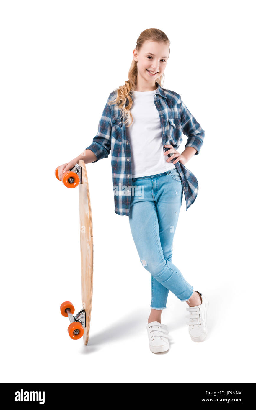 glückliches Mädchen posiert mit Skateboard isoliert auf weiss im studio Stockfoto