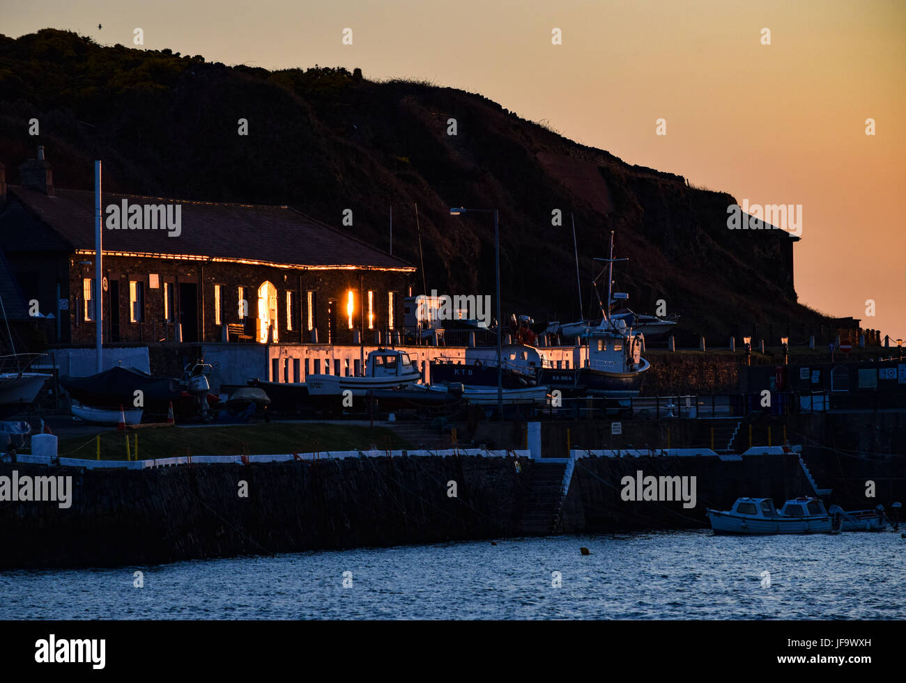 Sonnenuntergang über dem Hafen von Port Erin Stockfoto