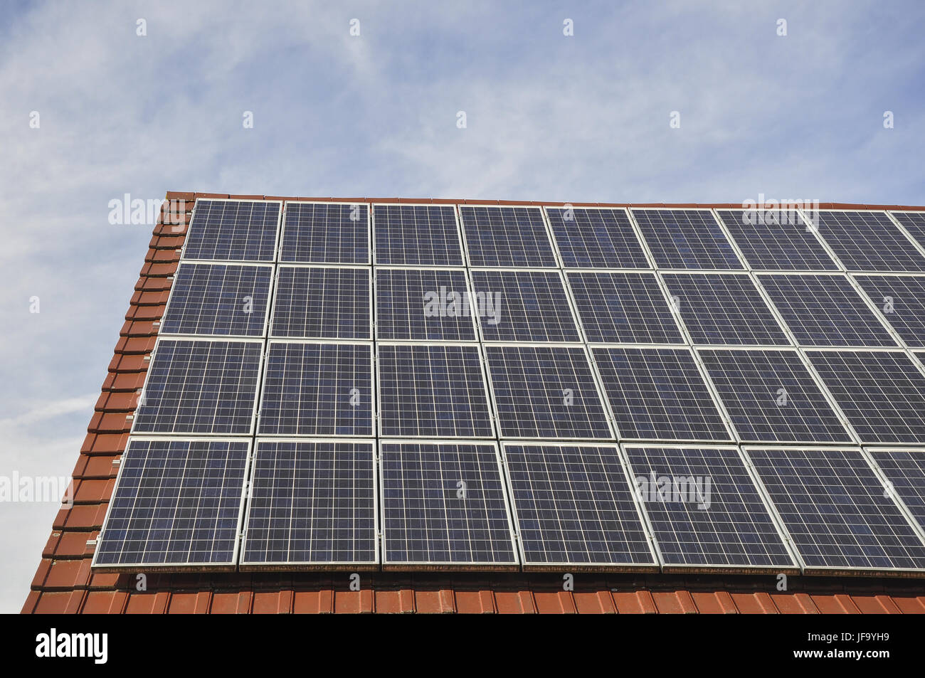 Photovoltaik auf dem Dach, Deutschland Stockfoto