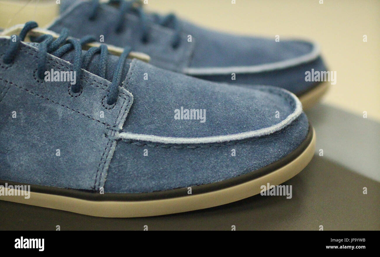 Blue suede shoes für Männer in der Nähe von Stockfoto