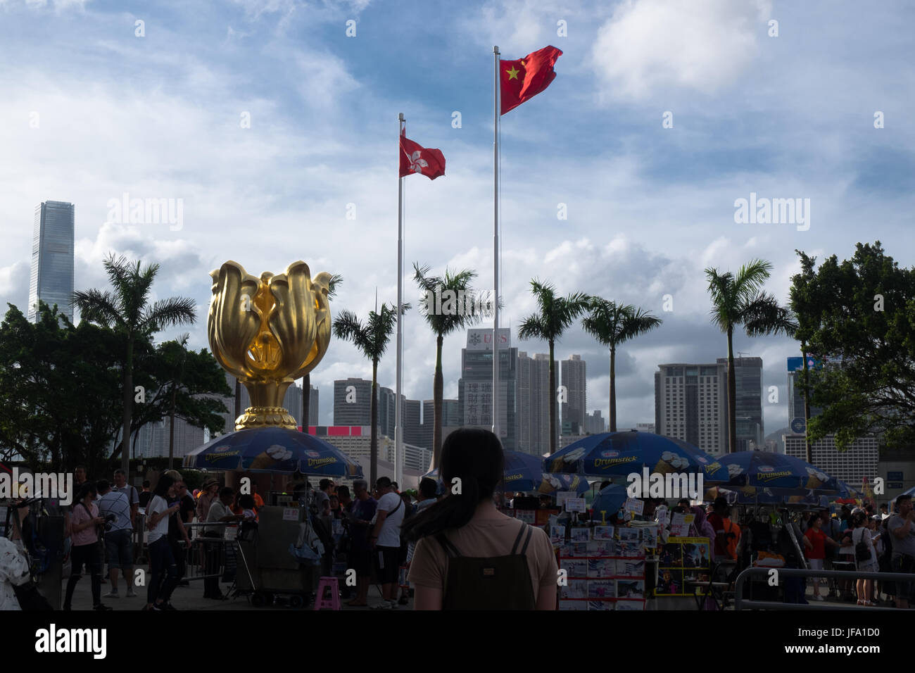 Hong Kong. 25. Juni 2017. Menschen besuchen Sie golden Bauhinia Square auf Sonntag, 25. Juni 2017. Verschiedene Feste sind für den 20. Jahrestag des Hong Kong Übergabe von Großbritannien nach China geplant. Bildnachweis: Sun Yeung/Pacific Press/Alamy Live-Nachrichten Stockfoto