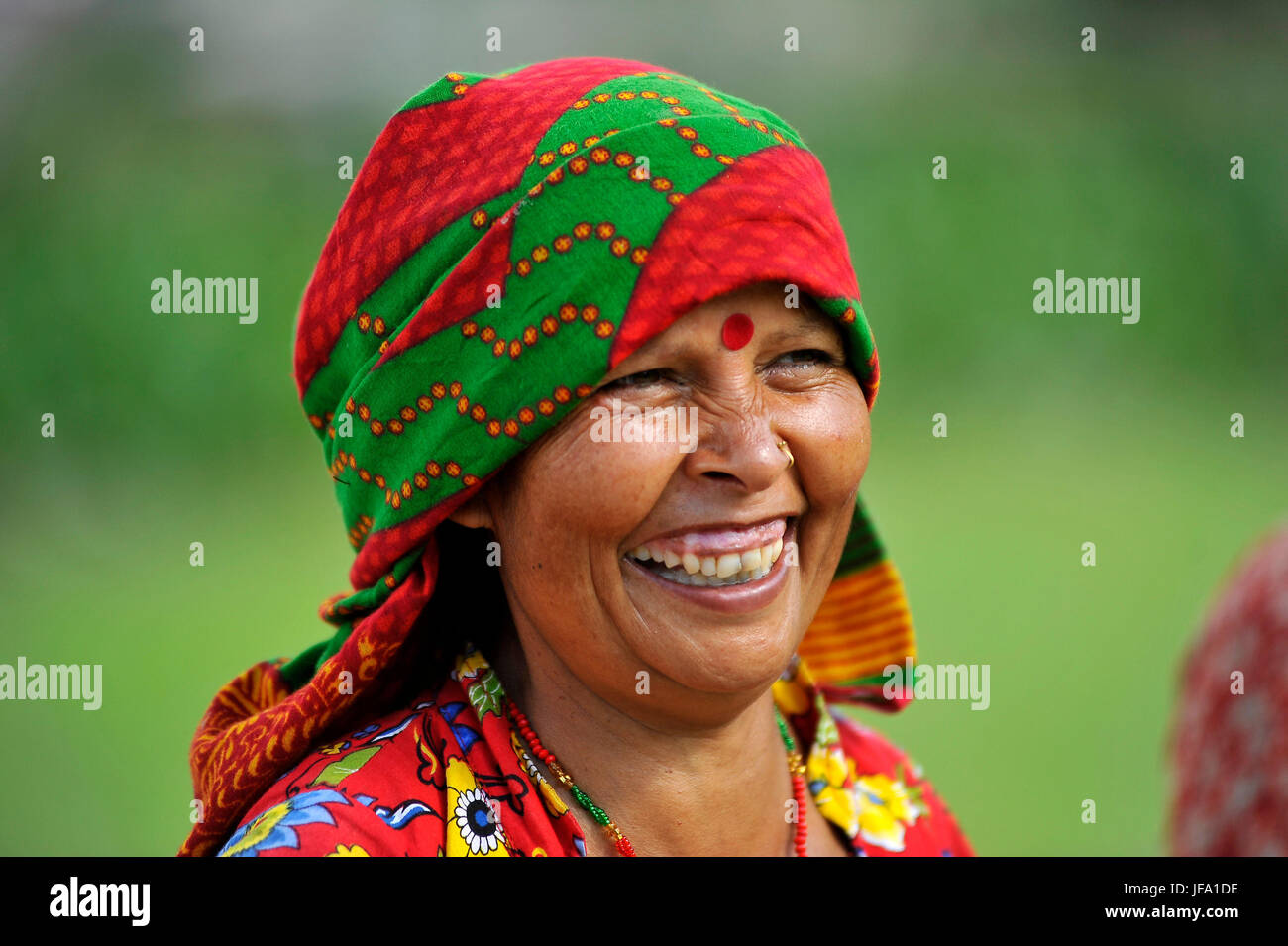 Kathmandu, Nepal. 29. Juni 2017. Eine nepalesische Bauer lächelt während der Feier der Paddy-Nationalfeiertag "ASHAD 15" bei Chhampi, Patan, Nepal auf Donnerstag, 29. Juni 2017. Nepalesische Volk feiert Reis Plantage (Paddy Nationalfeiertag) Feier am "ASHAD 15" (Nepali Kalenderdatum). Bundesweit durch Pflanzen Reis, spielen auf Schlamm und Verzehr von Quark und ausgetretenen Reis im Reisfeld. Aufgrund der weniger Niederschläge auf Monsun-Saison die meisten Menschen Pflanzen Reis durch das Pumpen von Wasser aus näher Wasserquelle. Bildnachweis: Narayan Maharjan/Pacific Press/Alamy Live-Nachrichten Stockfoto