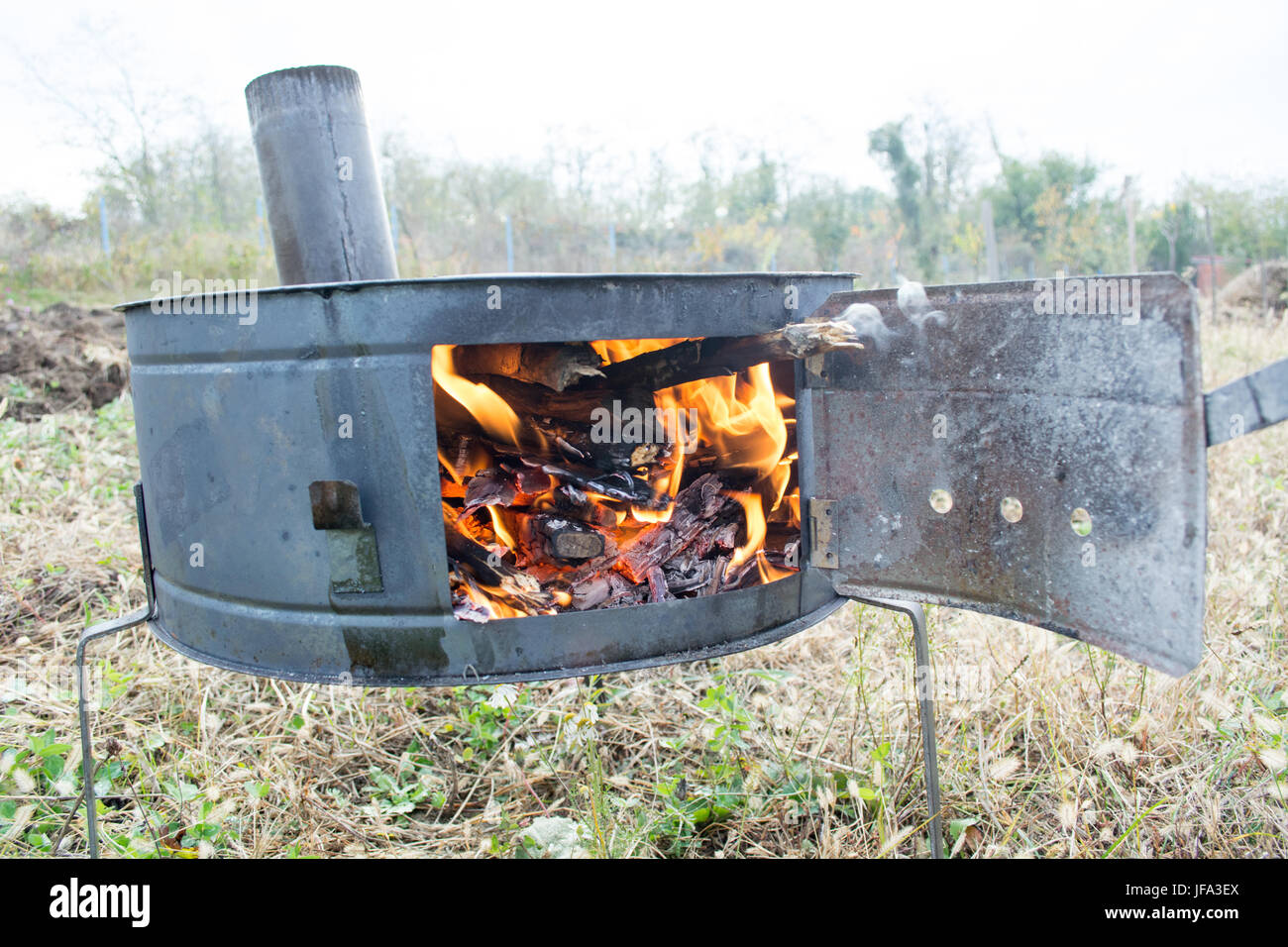 Herd im Feld mit Feuer Stockfoto