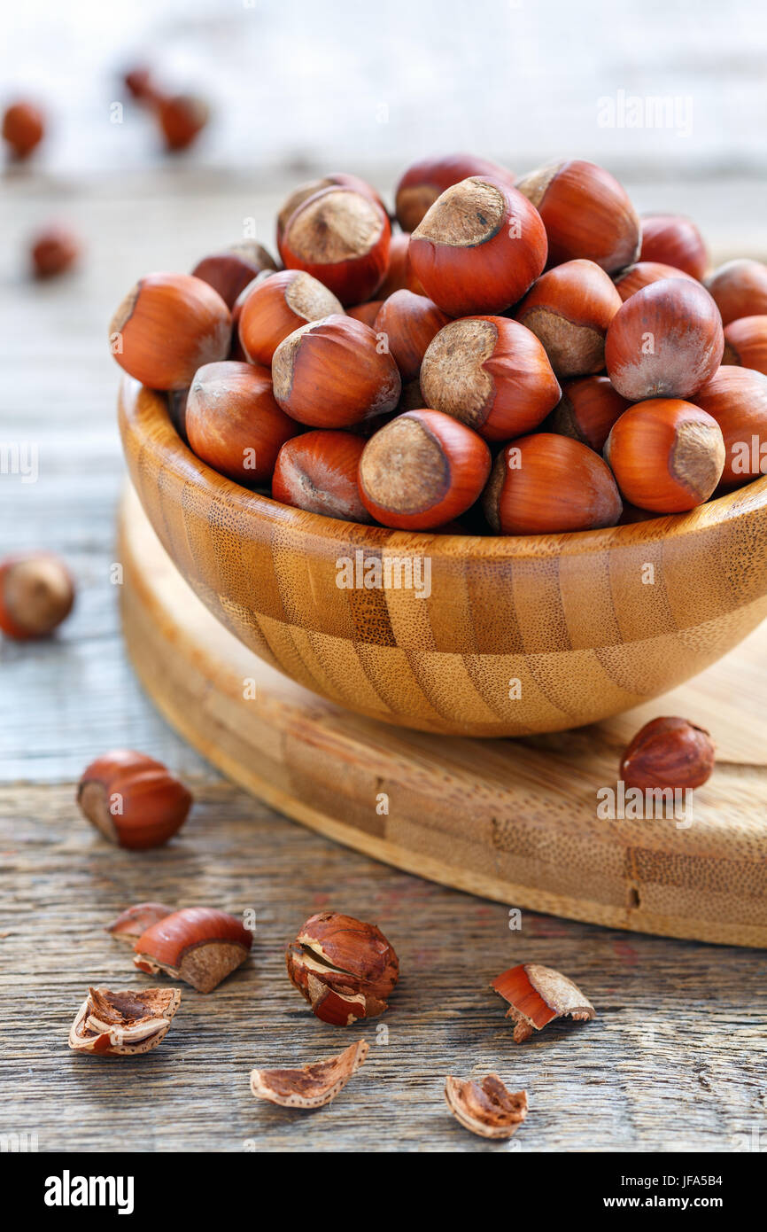 Volle Schüssel von Reifen Haselnüsse. Stockfoto