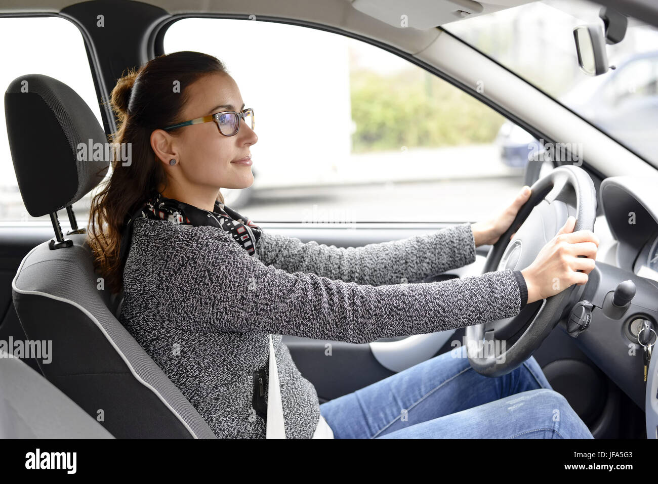 Freundlich Geschäftsfrau im Auto sitzen Stockfoto