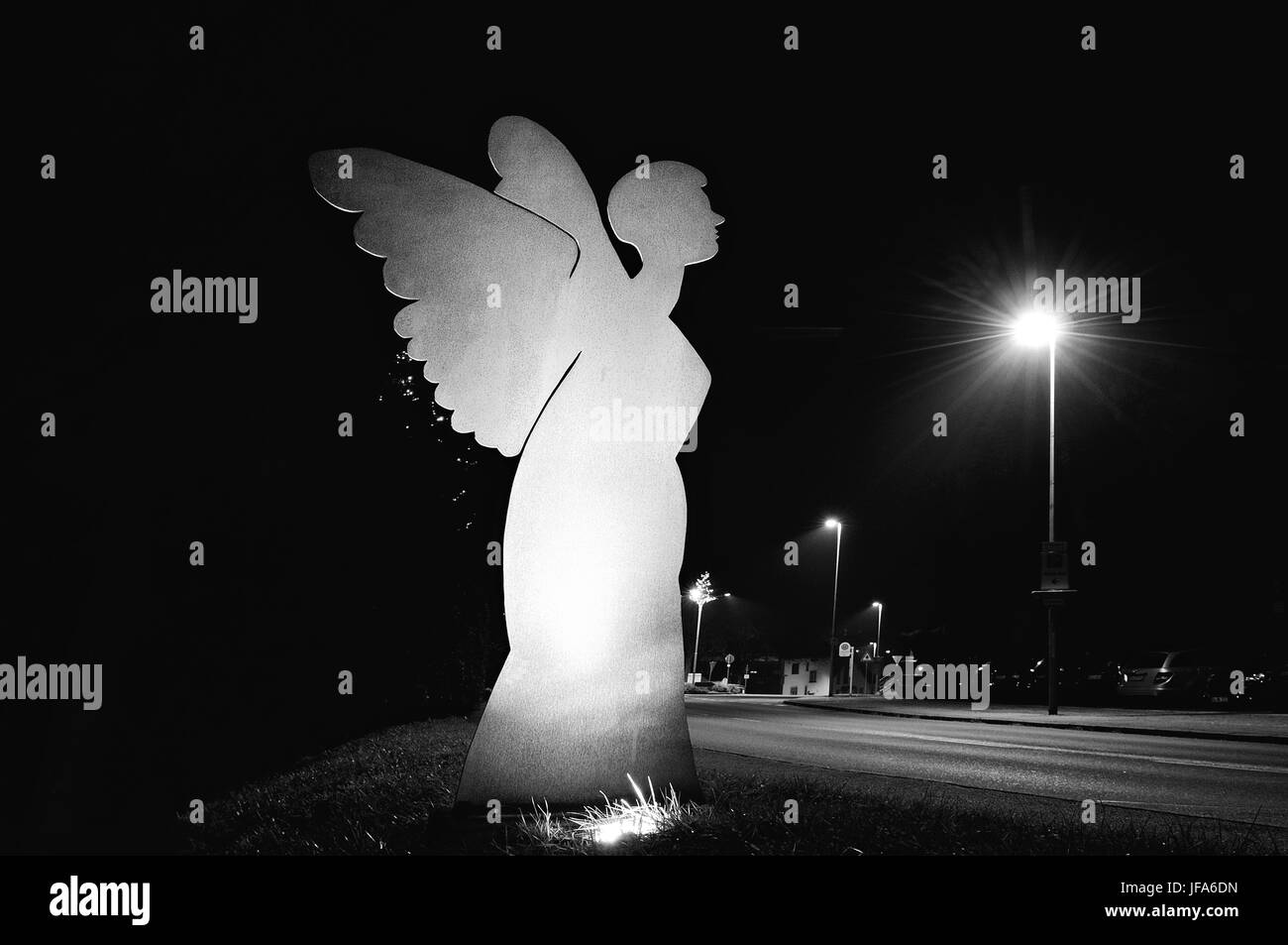 Engel auf der Straße schwarz-weiß Stockfoto