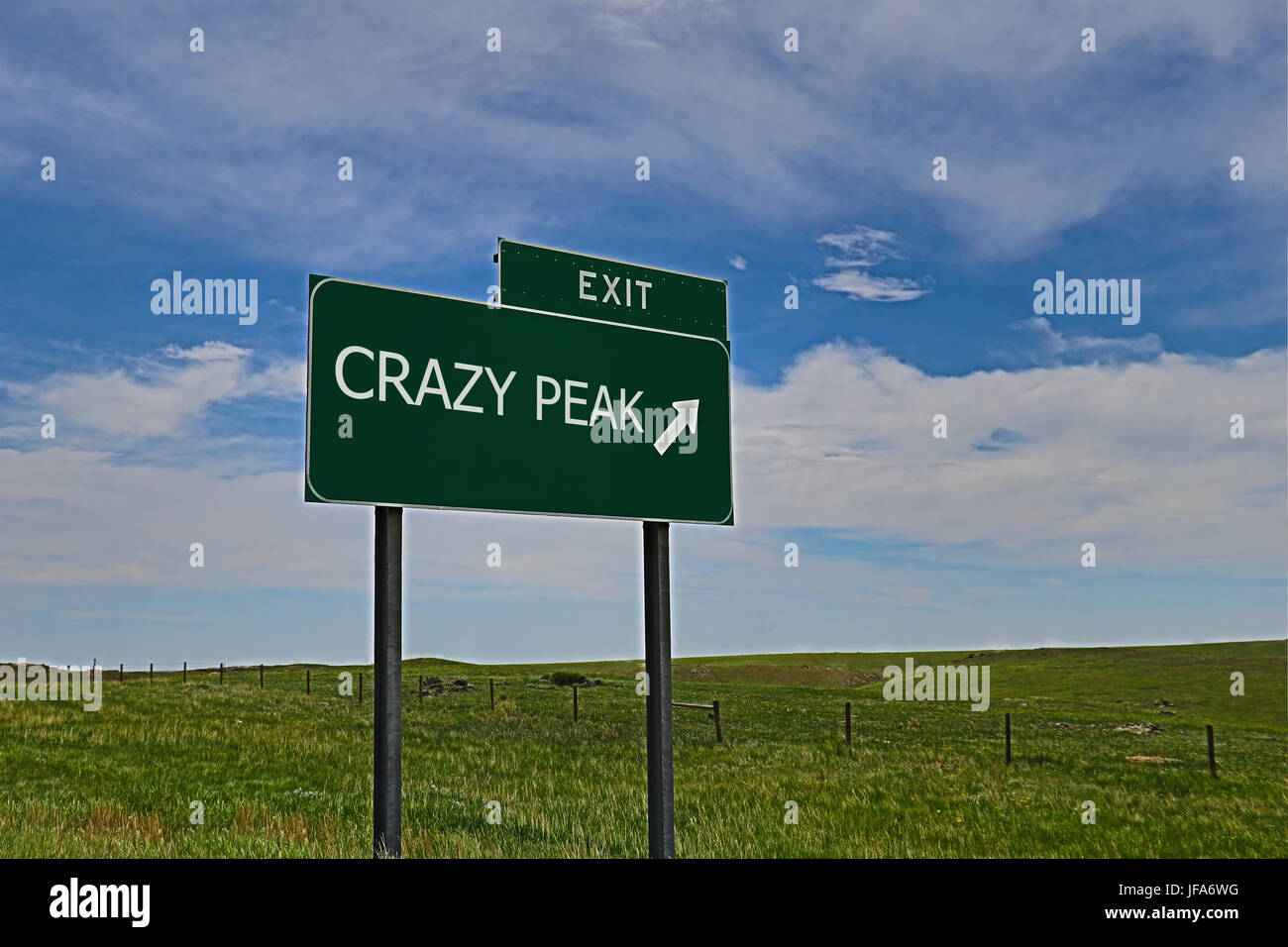 U.S. Highway Notausgangsschild für Crazy Peak Stockfoto