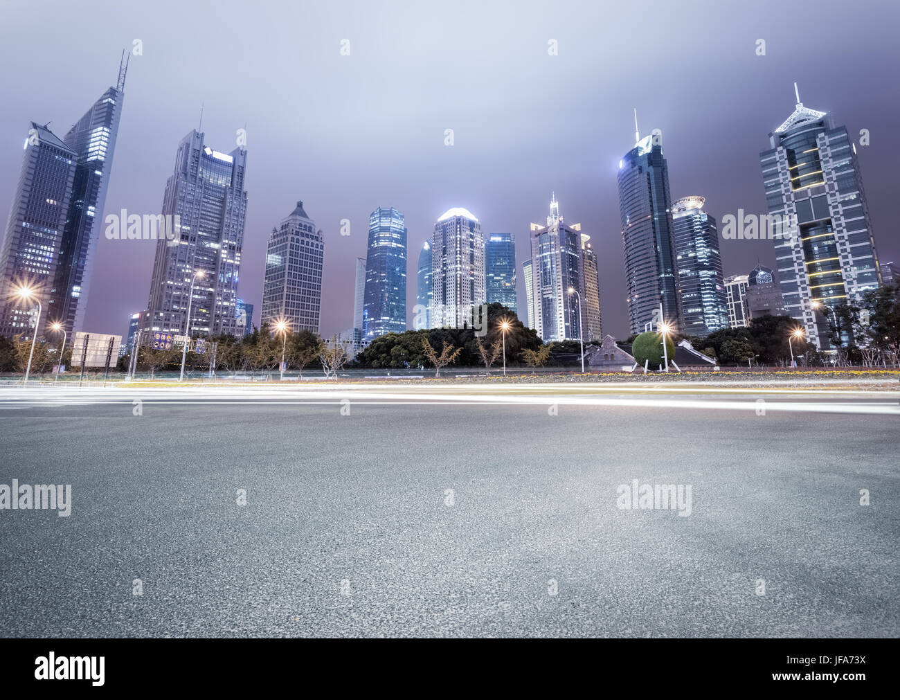 City Avenue mit modernen Gebäuden in der Nacht Stockfoto