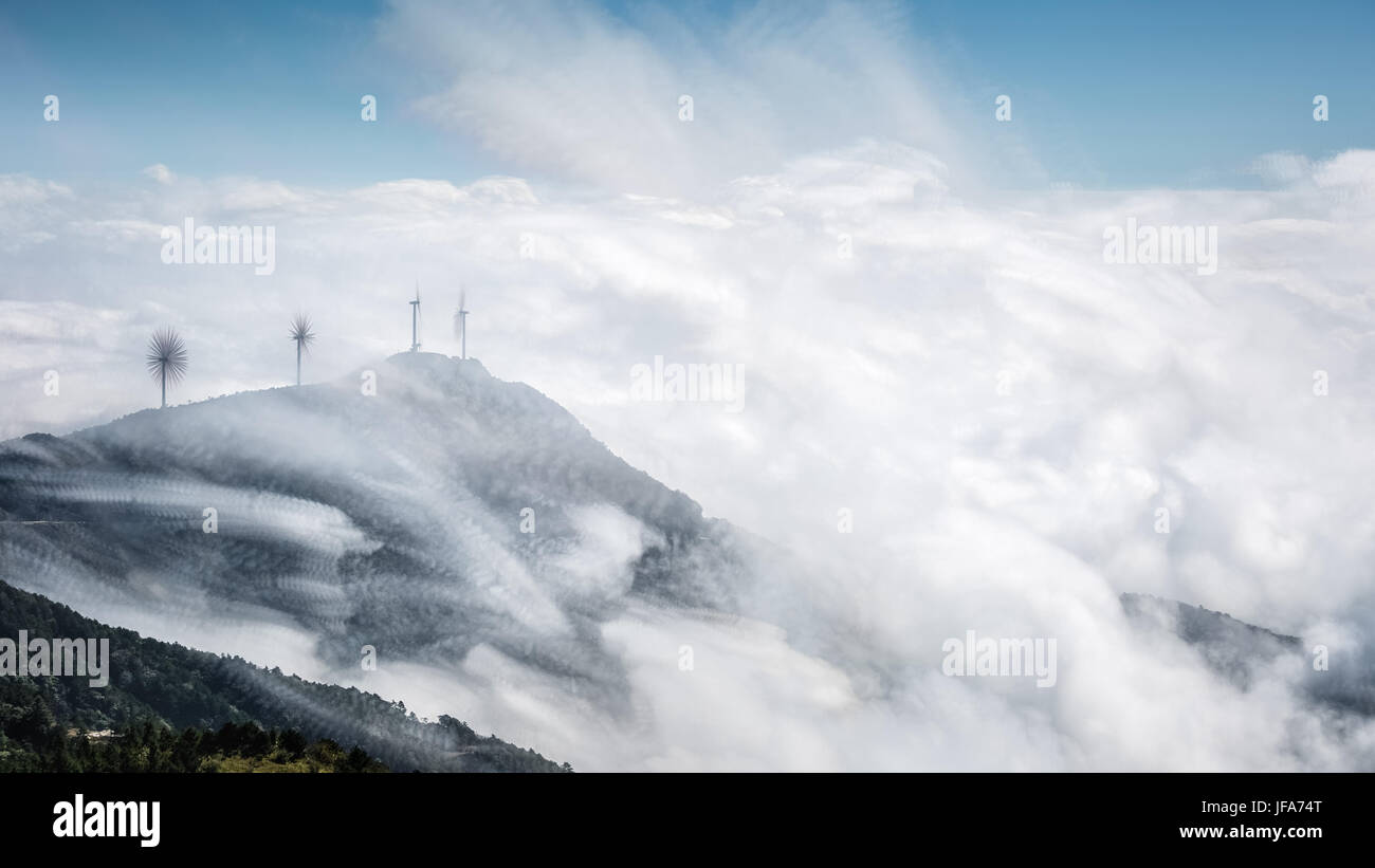 Berg von Windparks mit Wolken Stockfoto