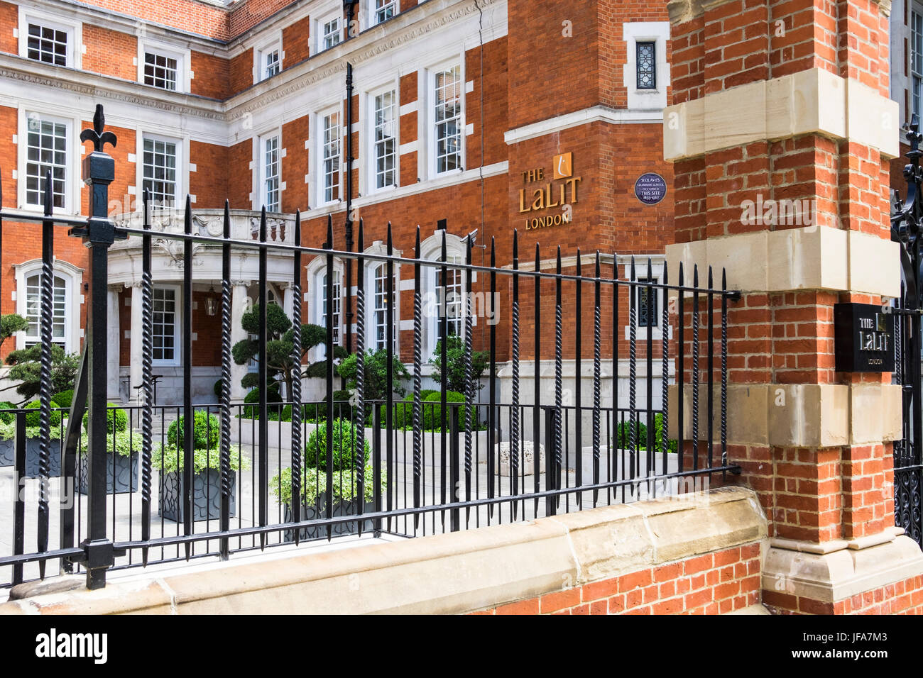 Das LaLiT-Luxus-Boutique-Hotel, untergebracht in der ehemaligen St.Olave Gymnasium, Tooley Street, London, England, Vereinigtes Königreich Stockfoto