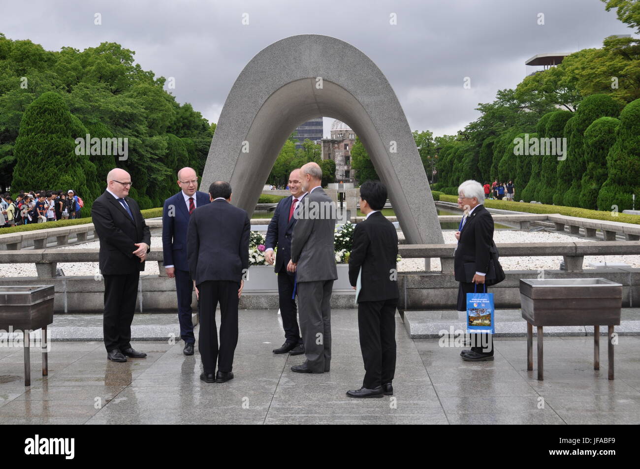 Der tschechische Ministerpräsident Bohuslav Sobotka (zweiter von links) und Tschechische Kulturminister Daniel Herman (links) legte einen Kranz nieder in der Peace Memorial Park in Hiroshima heute Respekt für die Opfer der US-Atombombe zu bezahlen, die die Stadt am Ende des zweiten Weltkrieges in Hiroshima, Japan, am 30. Juni 2017 zerstört. "Man erkennt hier, wie diese ganze Veranstaltung, die wir aus Geschichtsbücher, Tausende von Geschichten aus dem Leben des einzelnen Menschen, Tausende von Familien aufgeteilt ist, die durch die Bombardierung betroffen waren", sagte er nach seinem Besuch in der Peace Memorial Museum. (CTK Foto/Lucie Mikolaskova) Stockfoto