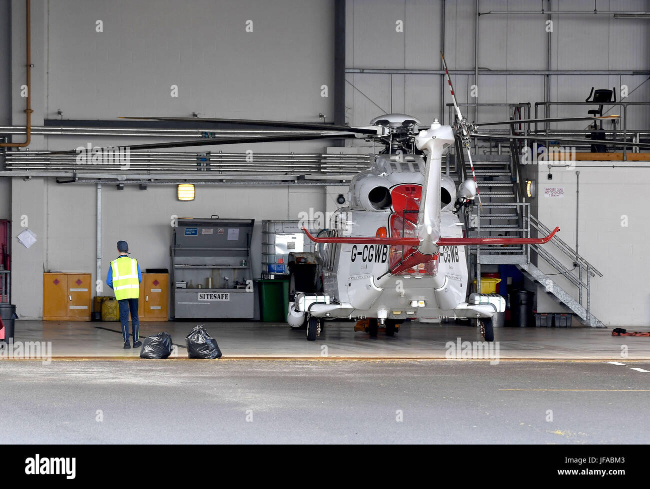Dorset, UK. 30. Juni 2017. Nach mehr als 20 Jahren im Dienst, die Suche und Rettung Hubschrauber wird Basis nicht mehr funktionsfähig sein, als ein regionalen Service ersetzt und die nächste Basis Lee auf Solent in Hampshire wird. Bildnachweis: Finnbarr Webster/Alamy Live-Nachrichten Stockfoto