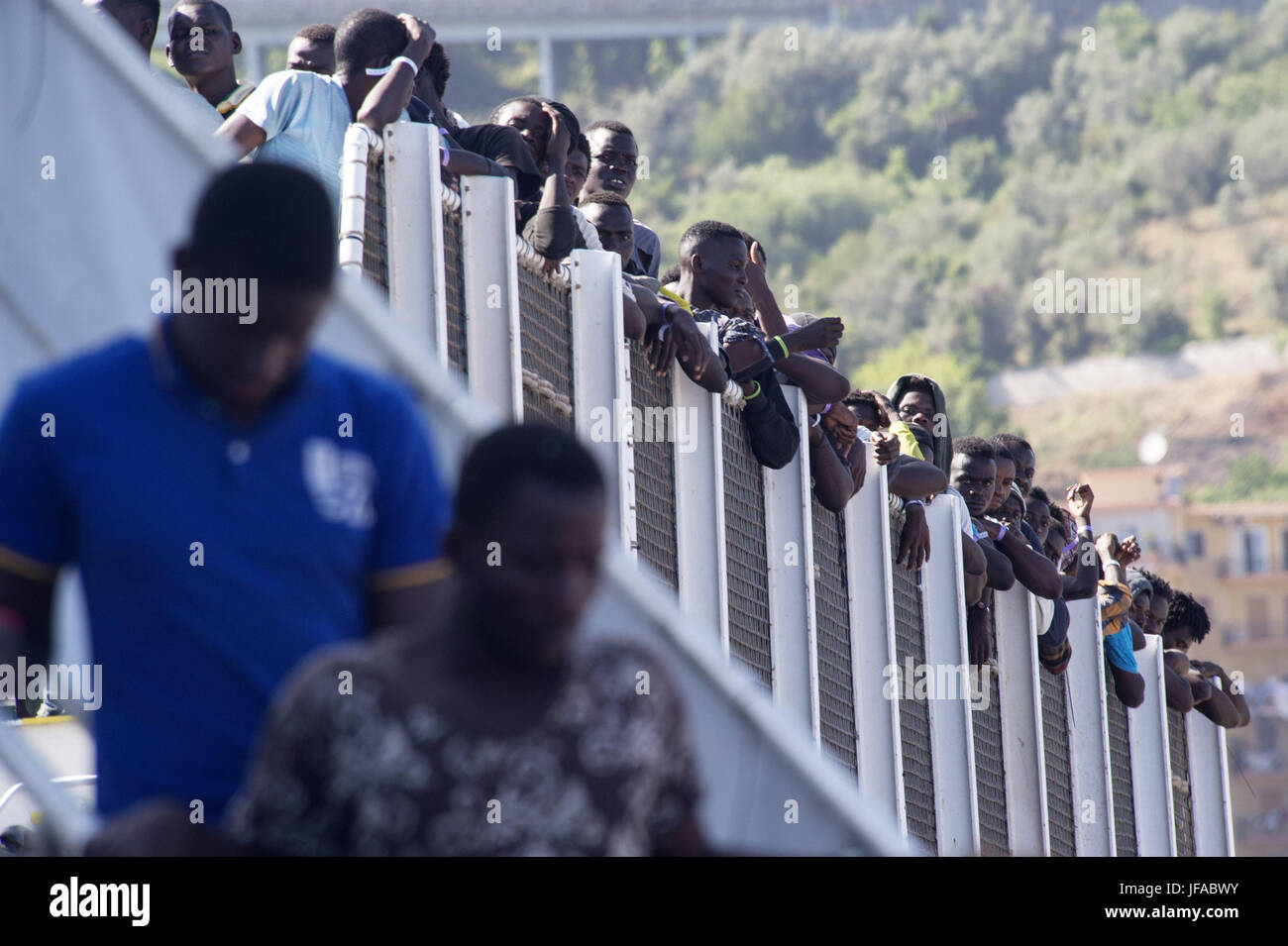 Salerno, Salerno, Italien. 29. Juni 2017. Italia, Salerno, 29 Giugno 2017 Circa 1200 Migranti einen Bordo di Una Nave della Guardia Costiera Spagnola Sono Sbarcati Nel Porto. Il Governo Italiano Sta Cercando di Chiudere ich Porti ein Tutte le Navi di Soccorso con einem Bordo Migranti eine Meno Che non Abbiano Bandiera Italiana Credit: Danilo Balducci/ZUMA Draht/Alamy Live News Stockfoto