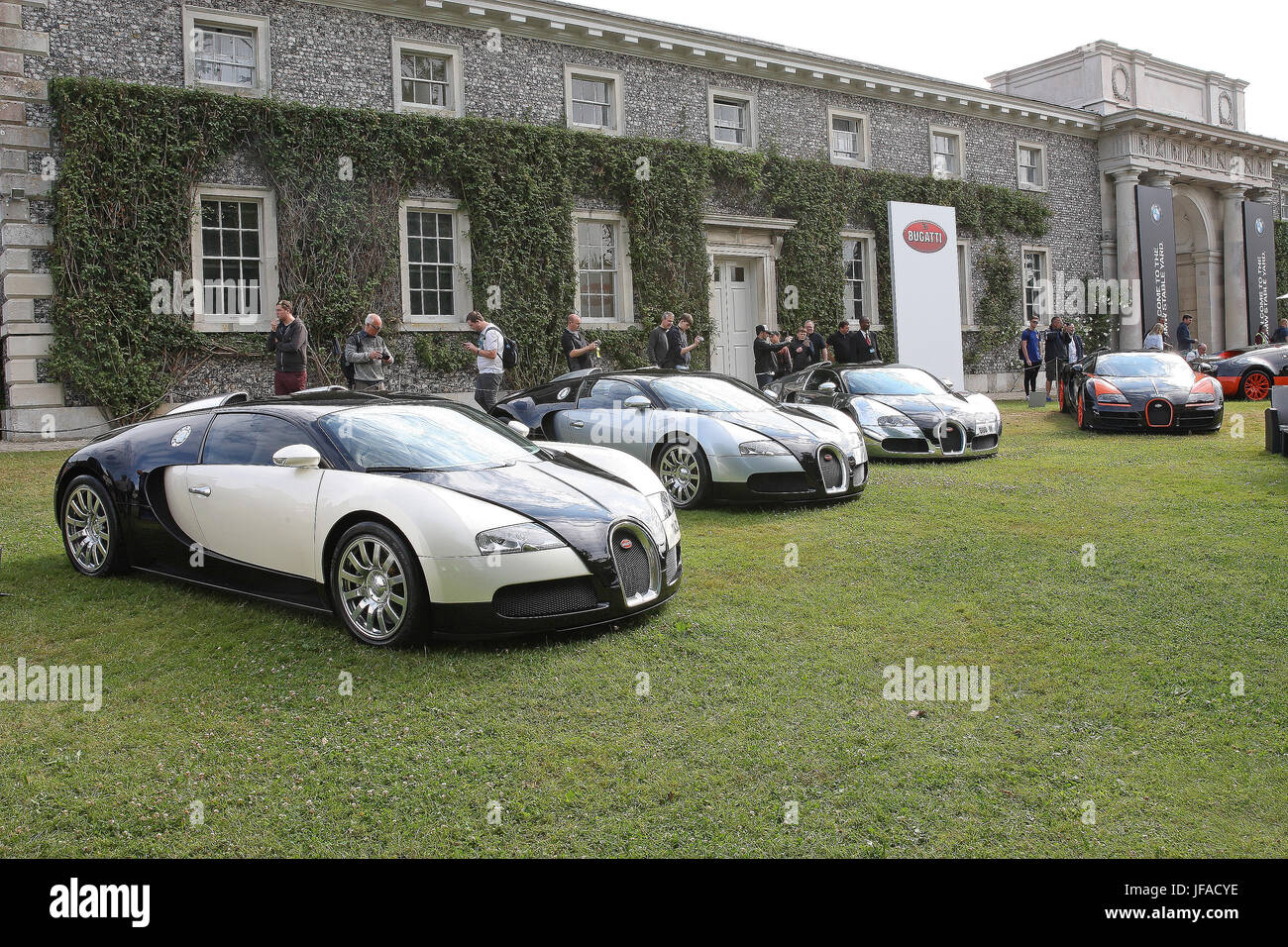 Goodwood, UK. 30. Juni 2017. Gruppe von Bugatti Veyrons beim Goodwood Festival of Speed Credit: Malcolm Greig/Alamy Live-Nachrichten Stockfoto