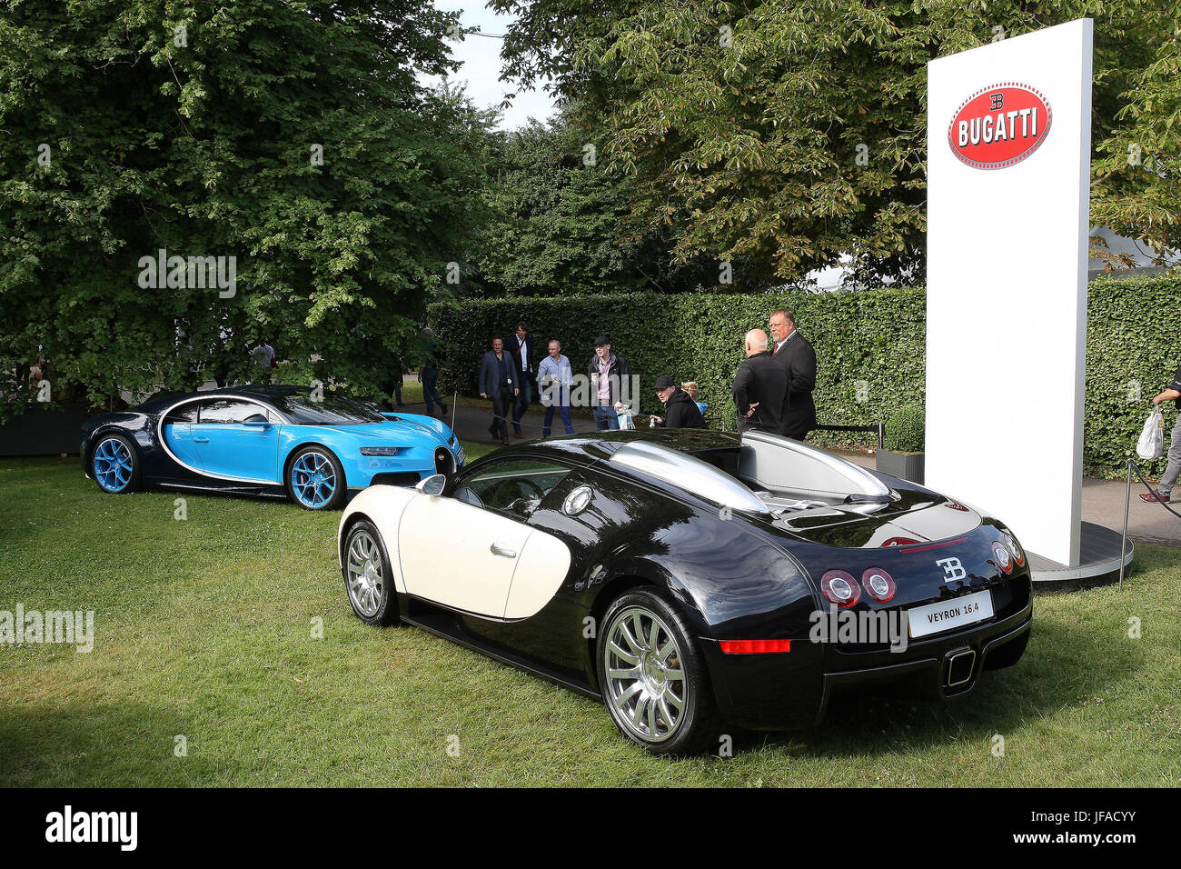 Goodwood, UK. 30. Juni 2017. Bugatti Veyrons beim Goodwood Festival of Speed Credit: Malcolm Greig/Alamy Live-Nachrichten Stockfoto