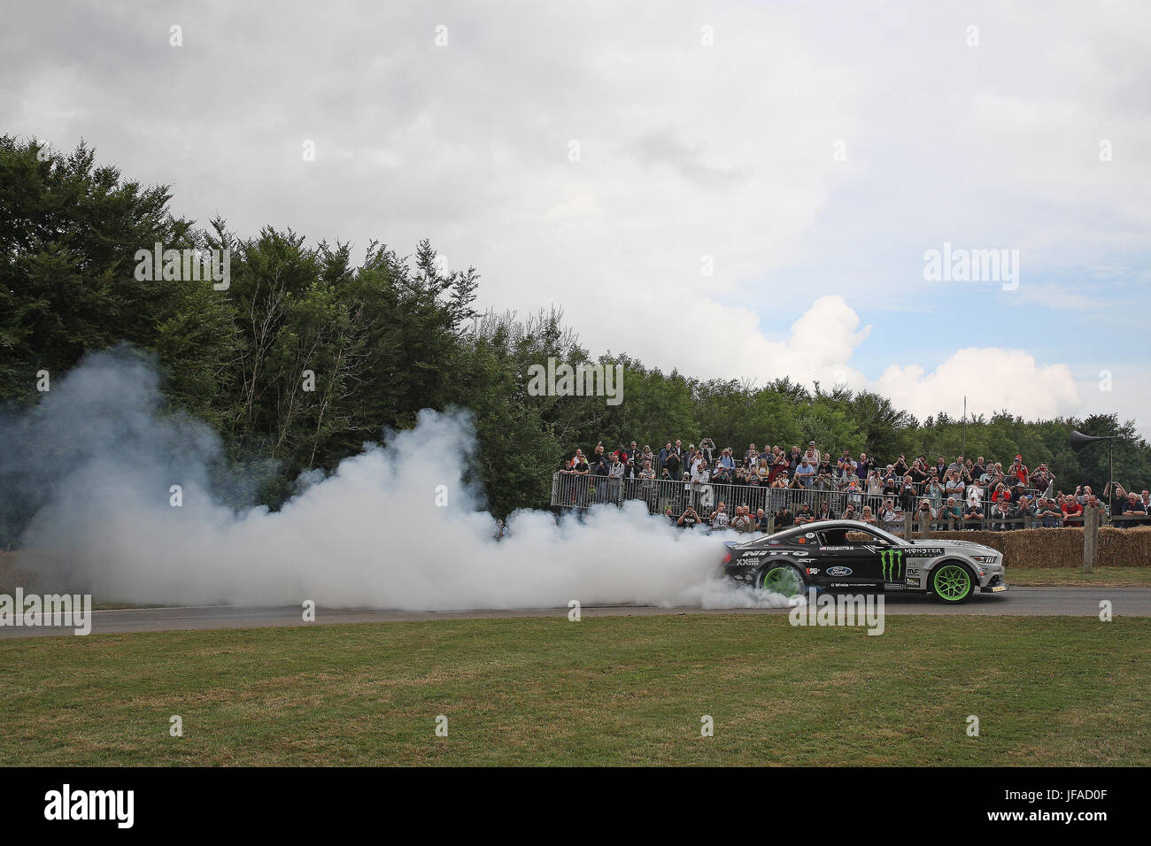 Goodwood, UK. 30. Juni 2017. Drift Auto beim Goodwood Festival of Speed schafft viele Reifen Rauch für die Zuschauer. Bildnachweis: Malcolm Greig/Alamy Live-Nachrichten Stockfoto