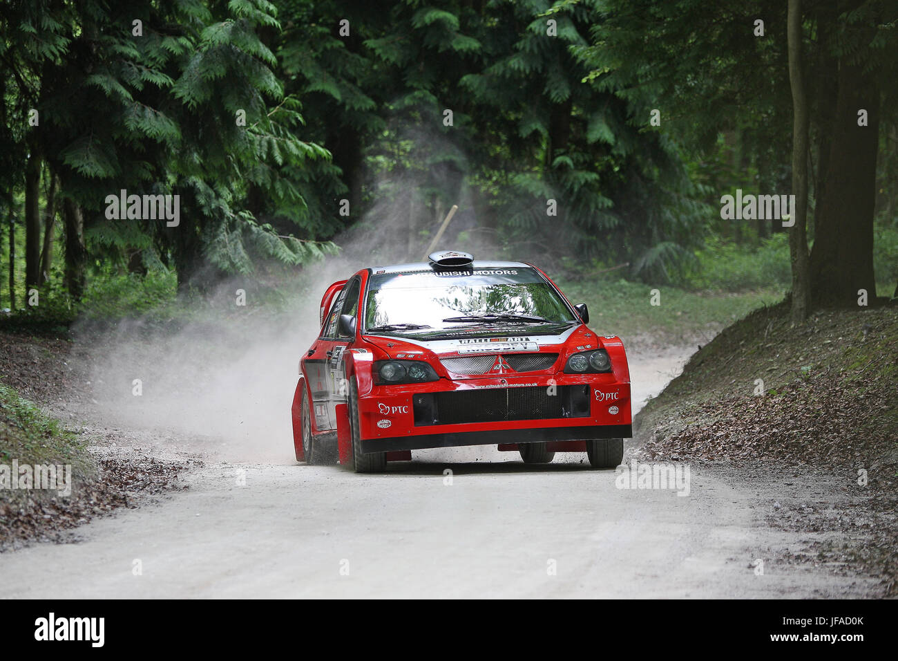 Goodwood, UK. 30. Juni 2017. Mitsubishi Rallye-Auto befasst sich mit der Forrest Rallye-Bühne. Bildnachweis: Malcolm Greig/Alamy Live-Nachrichten Stockfoto