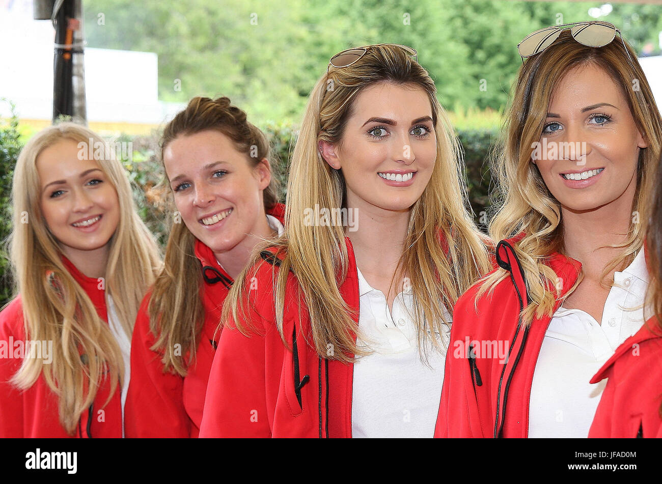 Goodwood, UK. 30. Juni 2017. Ferrari Team Damen genießen die Goodwood Motorsport Garten party Credit: Malcolm Greig/Alamy Live News Stockfoto
