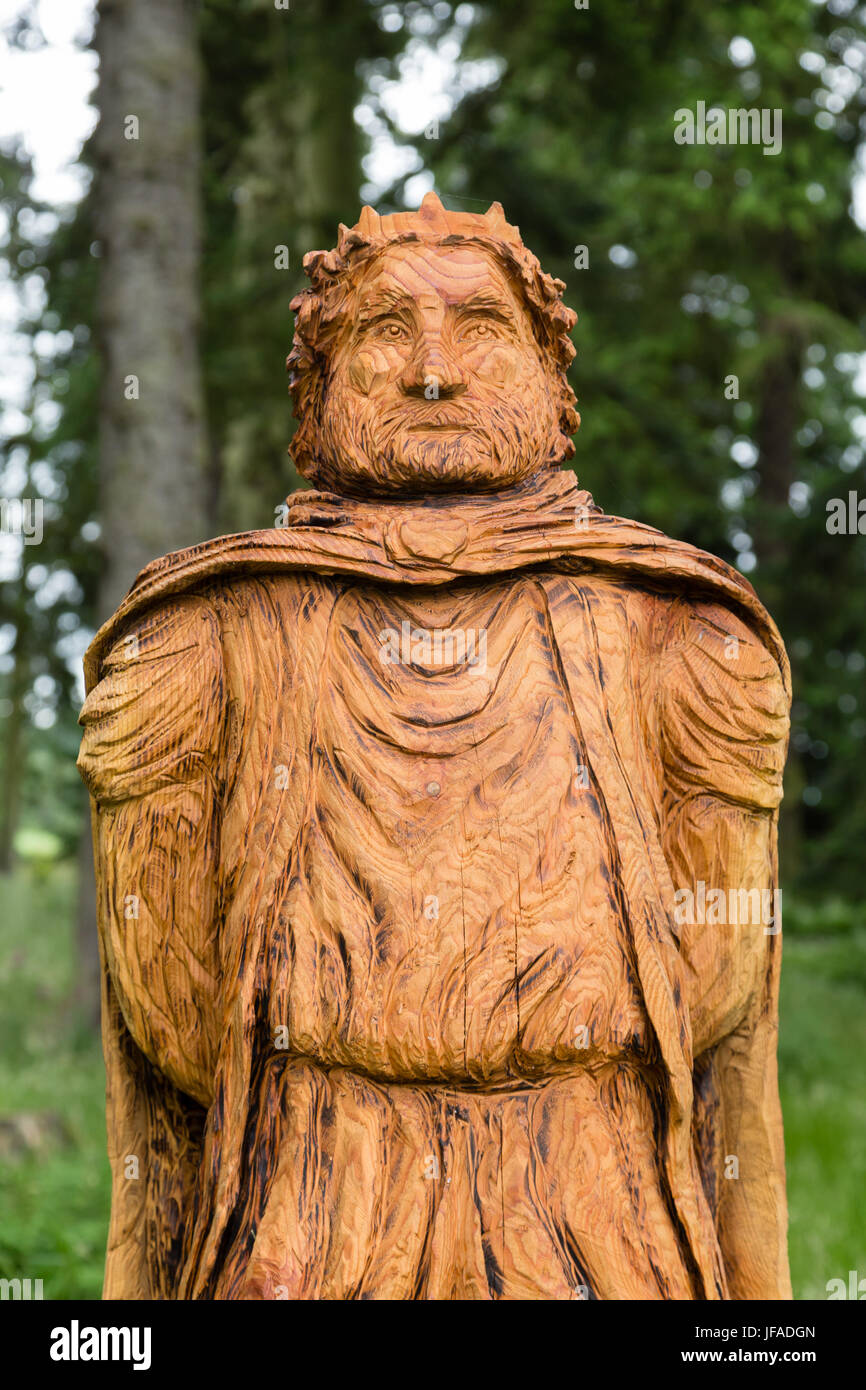 Glamis, UK. 30. Juni 2017. Glamis Castle startet Macbeth Trail. Holzskulptur des König Duncan von Akt 1 Szene 4 von Macbeth von Neith Art & Skulptur gemacht. Anne Johnston/Alamy Live-Nachrichten Stockfoto