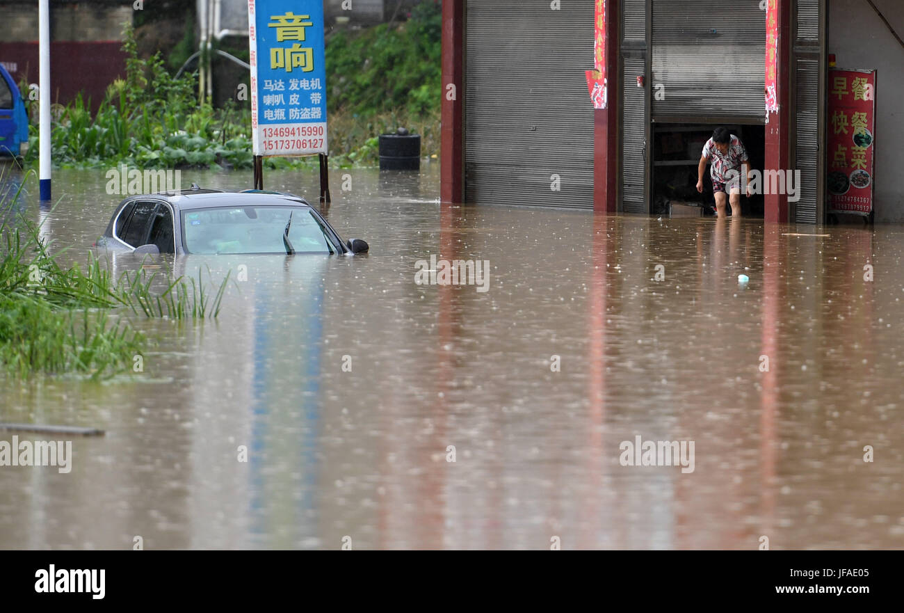Anhua, Chinas Hunan Provinz. 30. Juni 2017. Ein Auto ist eingetaucht in Hochwasser in Anhua Grafschaft, Zentral-China Provinz Hunan, 30. Juni 2017. Anhaltende starke Regenfälle vom 22. Juni führte zu Überschwemmungen in vielen Teilen von Hunan. Bildnachweis: Li Ga/Xinhua/Alamy Live-Nachrichten Stockfoto