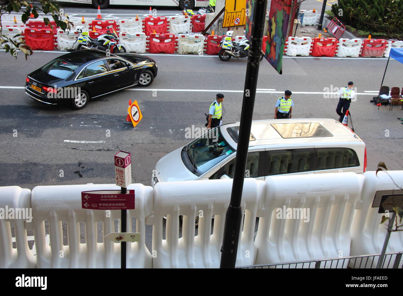 Polizei Straßensperren auf Fleming Straße am ersten Tag der Präsident Xi Jinping Besuch in Hong Kong zu feiern den 20. Jahrestag der Übergabe Stockfoto