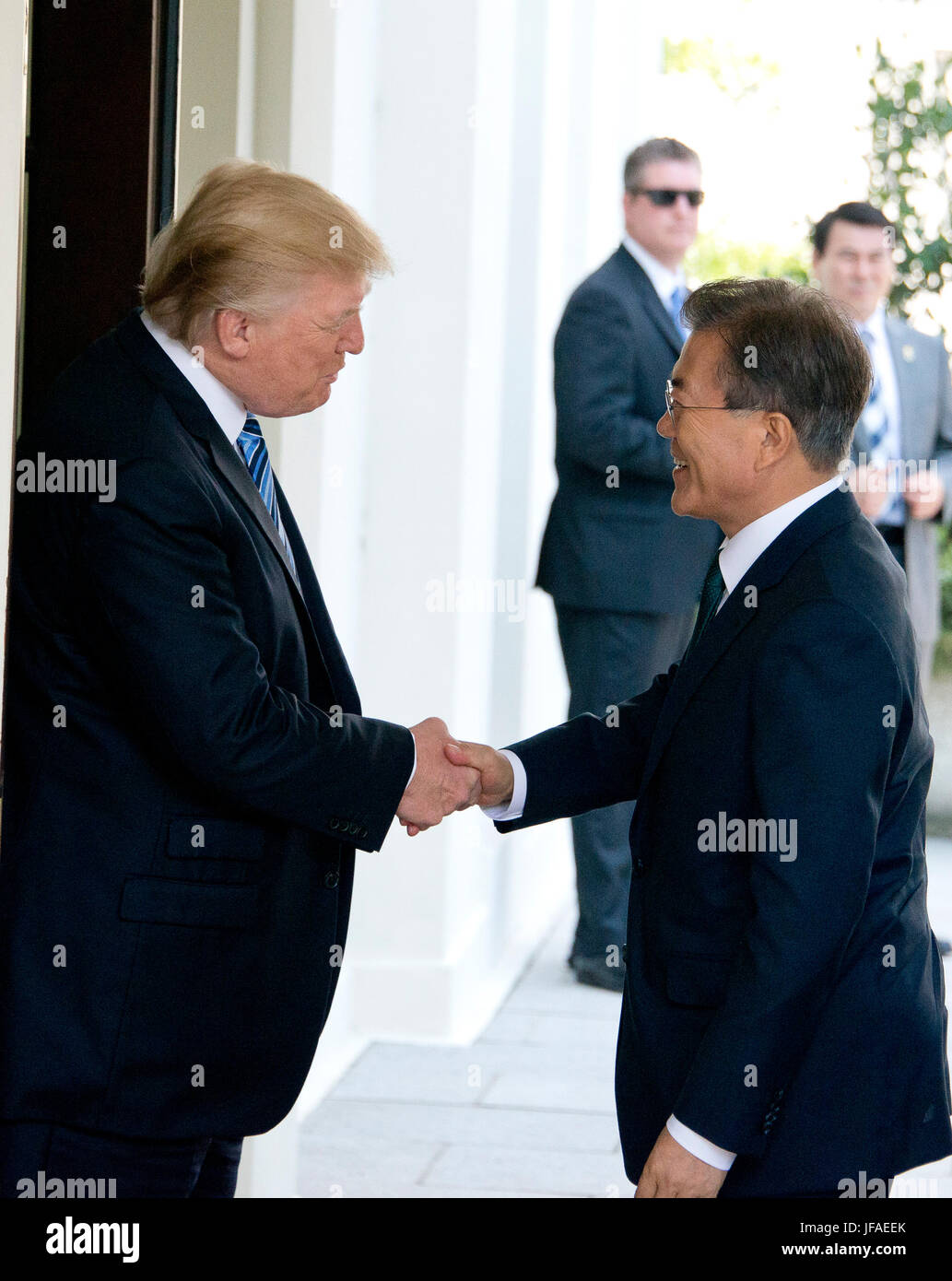 US-Präsident Donald J. Trump begrüßt Präsident Moon Jae-in der Republik Korea im Weißen Haus in Washington, DC auf Freitag, 30. Juni 2017. Bildnachweis: Ron Sachs/CNP /MediaPunch Stockfoto