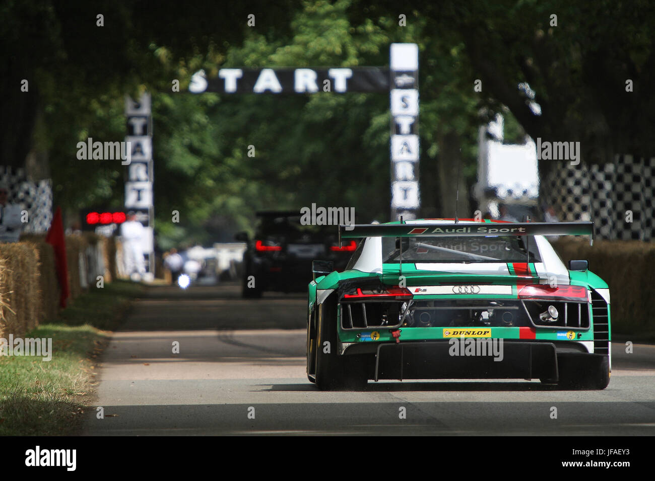 Goodwood, UK. 30. Juni 2017. Audi Sport Rennwagen nähert sich die Startlinie. Bildnachweis: Malcolm Greig/Alamy Live-Nachrichten Stockfoto