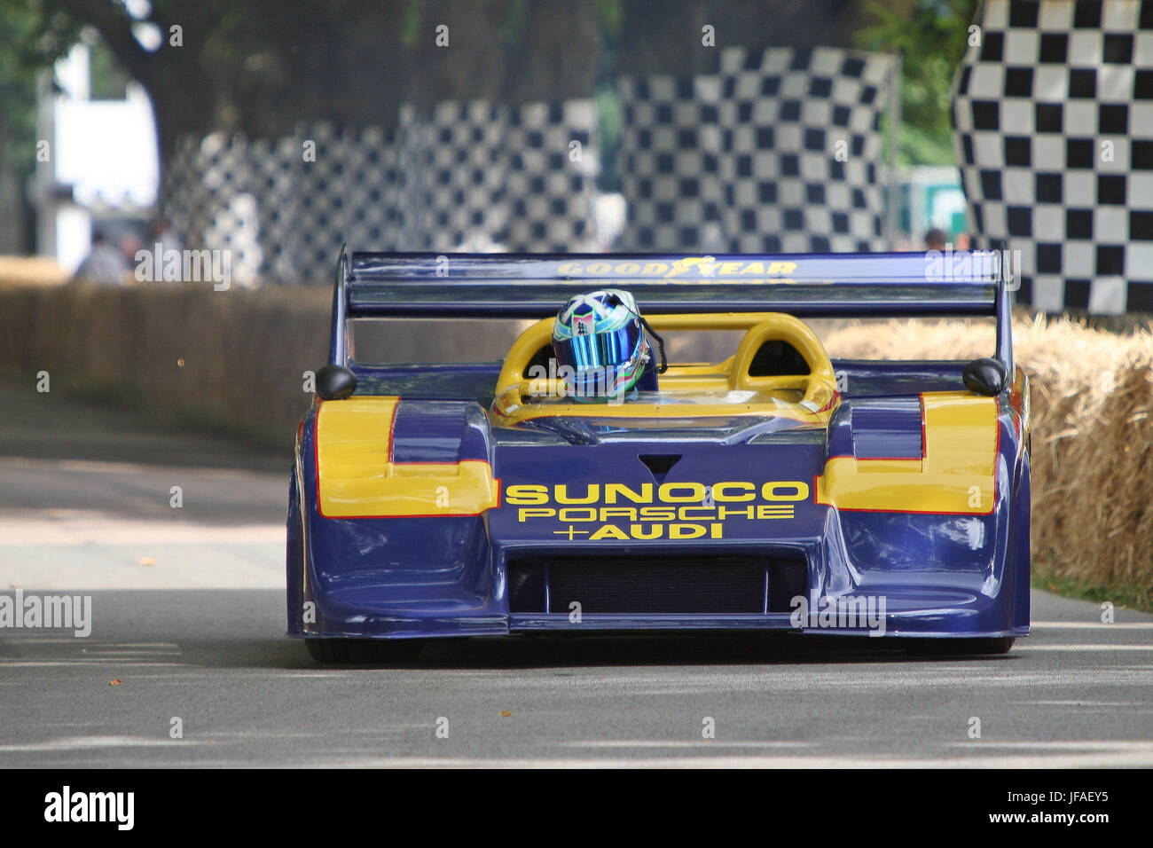 Goodwood, UK. 30. Juni 2017. CanAm Auto nähert sich die erste Ecke des berühmten Goodwood Hillclimb Credit: Malcolm Greig/Alamy Live News Stockfoto