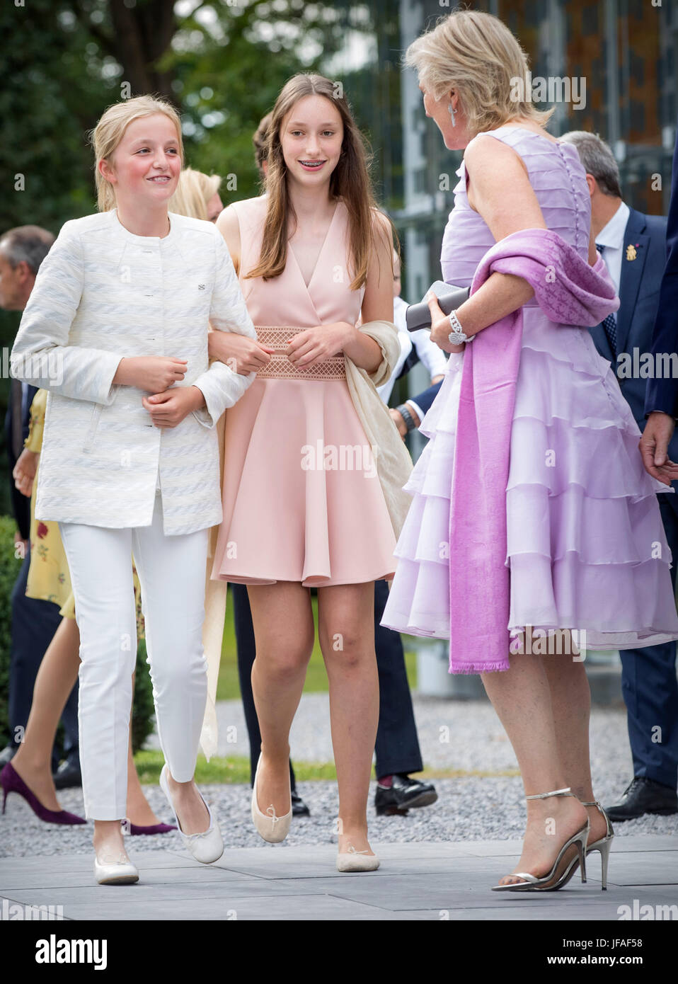 Prinzessin Louise von Belgien, Prinzessin Astrid und Prinzessin Laetitia Maria besuchen den 80. Geburtstag von Königin Paola in Waterloo, Belgien, 29. Juni 2017. Foto: Patrick van Katwijk Niederlande, POINT DE VUE OUT - NO WIRE SERVICE - Photo: Patrick van Katwijk/Dutch Photo Press/Dpa Stockfoto