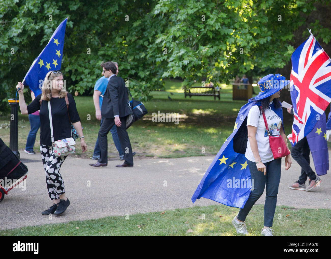London, UK. 30. Juni 2017. Theresa Mays verlassen Getränke in St James Park, London Protest Credit: Sebastian Remme/Alamy Live News Stockfoto