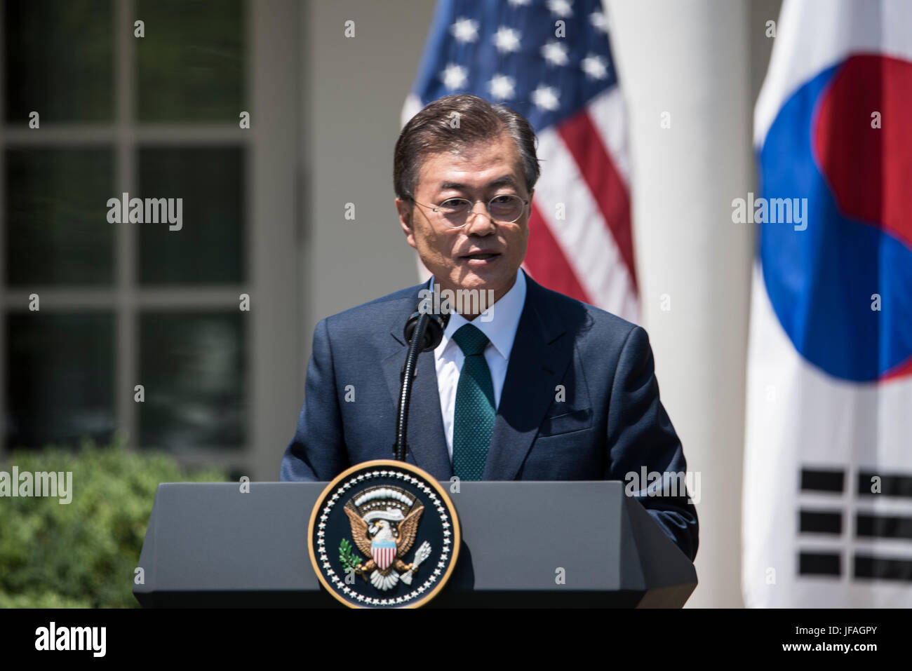 Washington DC, USA. 30. Juni 2017. Präsident Donald J Trump hält eine gemeinsame Pressekonferenz mit südkoreanischen Präsidenten Moon Jae-in im Weißen Haus Rosengarten in Washington DC. Patsy Lynch/MediaPunch/Alamy Live-Nachrichten Stockfoto