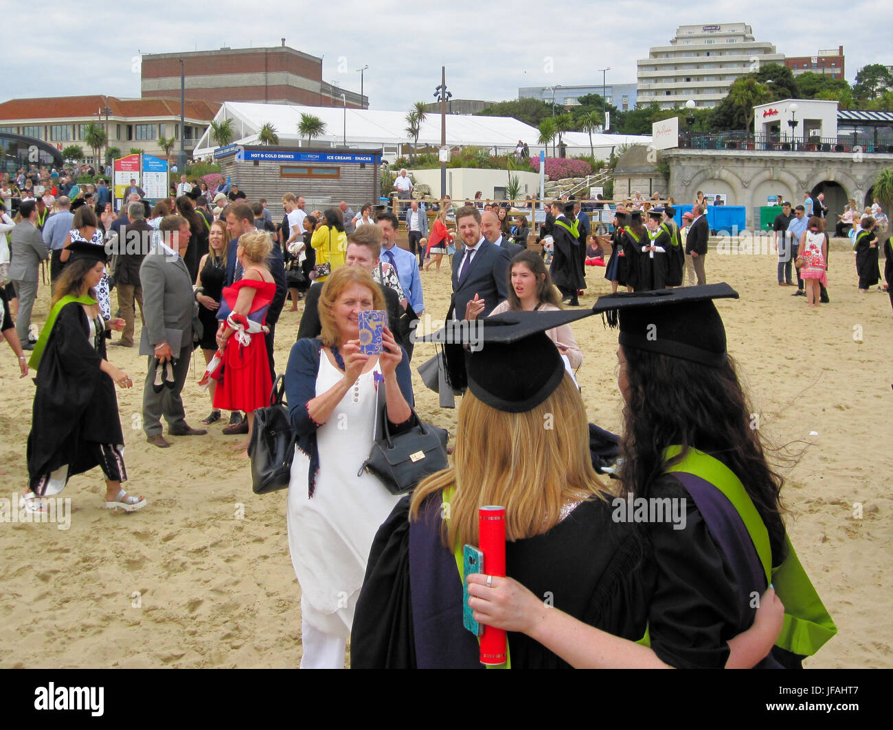 Bournemouth, UK. 30. Juni 2017. 2.000 Studenten absolviert, in diesem Sommer an dieser Universitätsstadt am Meer. Bildnachweis: Stuart Fretwell/Alamy Live-Nachrichten Stockfoto