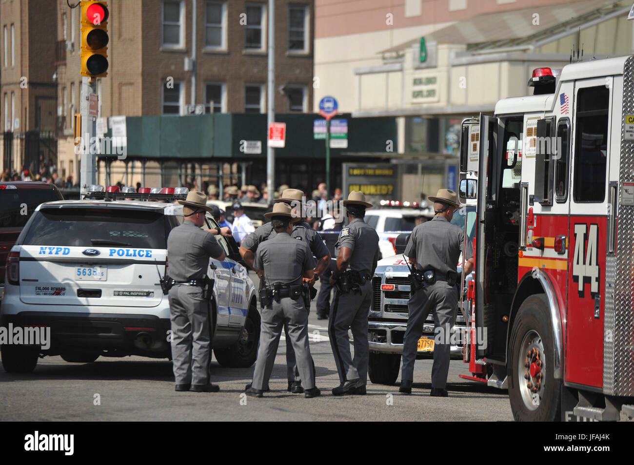 Bronx, NY, USA. 30. Juni 2017. Polizei sichern die Aufnahmesituation im Bronx Libanon Hospital. Ein Gewehr schwingenden Arzt stürmten Bronx-Libanon Hospital Center Freitag, schießend hinunter mindestens sechs Mitarbeitern vor der Einnahme seines eigenen Lebens, nach einem senior Gesetz Vollzugsbeamte. Die Polizei hat der Schütze als 45-Year-Old Henry Bello, ein ehemaliger Mitarbeiter im Krankenhaus identifiziert. Bildnachweis: Gehen Nakamura/ZUMA Draht/Alamy Live-Nachrichten Stockfoto