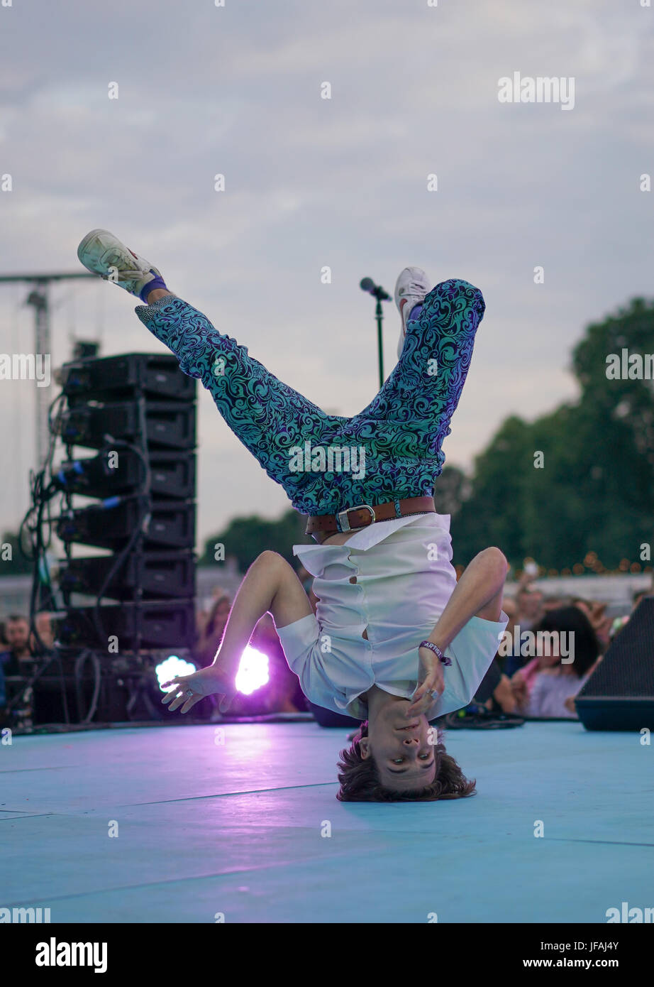 London, UK 30. Juni 2017 UK. 30. Juni 2017. Eine Pause-Tänzerin auf der Bühne auf dem 2017 British Summer Time (BST) Festival im Hyde Park in London. Foto: Freitag, 30. Juni 2017. Bildnachweis sollte lauten: Roger Garfield/Alamy. Bildnachweis: Roger Garfield/Alamy Live-Nachrichten Stockfoto