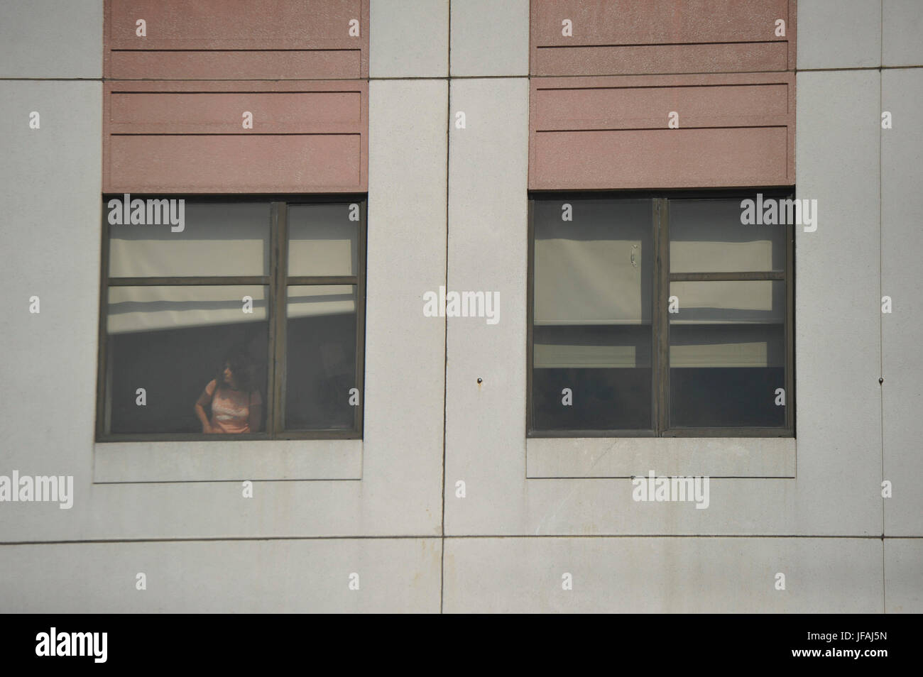 Bronx, NY, USA. 30. Juni 2017. Eine Frau sieht aus der Bronx Libanon Hospital-Fenster nach einem tödlichen shooting im Bronx Libanon Hospital. Ein Gewehr schwingenden Arzt stürmten Bronx-Libanon Hospital Center Freitag, schießend hinunter mindestens sechs Mitarbeitern vor der Einnahme seines eigenen Lebens, nach einem senior Gesetz Vollzugsbeamte. Die Polizei hat der Schütze als 45-Year-Old Henry Bello, ein ehemaliger Mitarbeiter im Krankenhaus identifiziert. Bildnachweis: Gehen Nakamura/ZUMA Draht/Alamy Live-Nachrichten Stockfoto