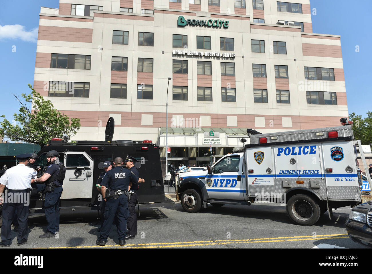 Bronx, NY, USA. 30. Juni 2017. Polizei sichern die Aufnahmesituation im Bronx Libanon Hospital. Ein Gewehr schwingenden Arzt stürmten Bronx-Libanon Hospital Center Freitag, schießend hinunter mindestens sechs Mitarbeitern vor der Einnahme seines eigenen Lebens, nach einem senior Gesetz Vollzugsbeamte. Die Polizei hat der Schütze als 45-Year-Old Henry Bello, ein ehemaliger Mitarbeiter im Krankenhaus identifiziert. Bildnachweis: Gehen Nakamura/ZUMA Draht/Alamy Live-Nachrichten Stockfoto